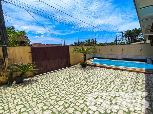 Ótima oportunidade para você que busca um imóvel completo e com excelente localização! Localizado no coração de Pirabeiraba, Joinville/SC, este sobrado único reúne tudo o que você precisa: conforto, espaço e um grande potencial para morar e investir.

Detalhes do Imóvel:
3 dormitórios, 1 suíte ampla e confortável.
5 banheiros, garantindo privacidade e praticidade.
Sala de estar e jantar integradas, trazendo charme e funcionalidade ao ambiente.
Cozinha espaçosa com móveis planejados, ideal para reunir a família e preparar refeições inesquecíveis.
Área de festas com churrasqueira, perfeita para momentos de lazer e confraternização.
Piscina privativa, proporcionando diversão e conforto nos dias quentes.
2 sacadas com vistas incríveis e espaço para relaxar.
Garagem para até 8 veículos, além de portão eletrônico para maior segurança.
Diferenciais que encantam:

Localização Estratégica:

Próximo a vias de acesso, transporte público, escolas, hospitais e comércios essenciais.
Rua pavimentada e segura, em um bairro tranquilo e valorizado de Joinville.
Oportunidade Imperdível:
Se você procura um imóvel completo, que une o conforto de uma casa espaçosa com a oportunidade de rendimento extra, este é o lugar ideal para você. Com acabamento impecável e todos os espaços pensados para o bem-estar da sua família, este sobrado é uma joia rara no mercado.

Agende agora mesmo uma visita e venha se encantar com o seu novo lar! Não perca a chance de investir em um imóvel que oferece qualidade de vida e segurança no melhor bairro de Joinville!

Para mais informações, entre em contato conosco. 636 Negócios Imobiliários: transformando sonhos em realidade há mais de 30 anos!
 
636 NEGÓCIOS IMOBILIÁRIOS: A SUA MELHOR ESCOLHA
Com mais de 30 anos de experiência, a 636 Negócios Imobiliários é sua parceira ideal para encontrar o imóvel perfeito. Estamos prontos para ajudá-lo a fazer deste imóvel o seu novo lar.
 
Telefone: (47) 3451-0636
WhatsApp: (47) 99190-0636
 
Não perca esta oportunidade única. Visite nosso site para mais informações: i636.com.br