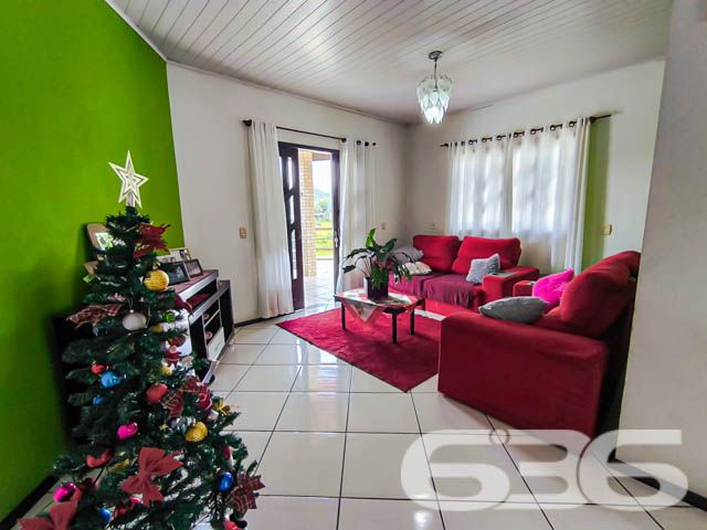 Ótima oportunidade para você que busca um imóvel completo e com excelente localização! Localizado no coração de Pirabeiraba, Joinville/SC, este sobrado único reúne tudo o que você precisa: conforto, espaço e um grande potencial para morar e investir.

Detalhes do Imóvel:
3 dormitórios, 1 suíte ampla e confortável.
5 banheiros, garantindo privacidade e praticidade.
Sala de estar e jantar integradas, trazendo charme e funcionalidade ao ambiente.
Cozinha espaçosa com móveis planejados, ideal para reunir a família e preparar refeições inesquecíveis.
Área de festas com churrasqueira, perfeita para momentos de lazer e confraternização.
Piscina privativa, proporcionando diversão e conforto nos dias quentes.
2 sacadas com vistas incríveis e espaço para relaxar.
Garagem para até 8 veículos, além de portão eletrônico para maior segurança.
Diferenciais que encantam:

Localização Estratégica:

Próximo a vias de acesso, transporte público, escolas, hospitais e comércios essenciais.
Rua pavimentada e segura, em um bairro tranquilo e valorizado de Joinville.
Oportunidade Imperdível:
Se você procura um imóvel completo, que une o conforto de uma casa espaçosa com a oportunidade de rendimento extra, este é o lugar ideal para você. Com acabamento impecável e todos os espaços pensados para o bem-estar da sua família, este sobrado é uma joia rara no mercado.

Agende agora mesmo uma visita e venha se encantar com o seu novo lar! Não perca a chance de investir em um imóvel que oferece qualidade de vida e segurança no melhor bairro de Joinville!

Para mais informações, entre em contato conosco. 636 Negócios Imobiliários: transformando sonhos em realidade há mais de 30 anos!
 
636 NEGÓCIOS IMOBILIÁRIOS: A SUA MELHOR ESCOLHA
Com mais de 30 anos de experiência, a 636 Negócios Imobiliários é sua parceira ideal para encontrar o imóvel perfeito. Estamos prontos para ajudá-lo a fazer deste imóvel o seu novo lar.
 
Telefone: (47) 3451-0636
WhatsApp: (47) 99190-0636
 
Não perca esta oportunidade única. Visite nosso site para mais informações: i636.com.br