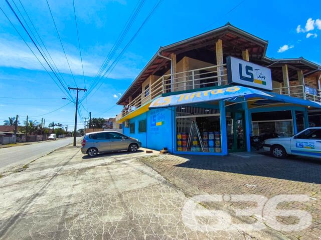 Ótima oportunidade para você que busca um imóvel completo e com excelente localização! Localizado no coração de Pirabeiraba, Joinville/SC, este sobrado único reúne tudo o que você precisa: conforto, espaço e um grande potencial para morar e investir.

Detalhes do Imóvel:
3 dormitórios, 1 suíte ampla e confortável.
5 banheiros, garantindo privacidade e praticidade.
Sala de estar e jantar integradas, trazendo charme e funcionalidade ao ambiente.
Cozinha espaçosa com móveis planejados, ideal para reunir a família e preparar refeições inesquecíveis.
Área de festas com churrasqueira, perfeita para momentos de lazer e confraternização.
Piscina privativa, proporcionando diversão e conforto nos dias quentes.
2 sacadas com vistas incríveis e espaço para relaxar.
Garagem para até 8 veículos, além de portão eletrônico para maior segurança.
Diferenciais que encantam:

Localização Estratégica:

Próximo a vias de acesso, transporte público, escolas, hospitais e comércios essenciais.
Rua pavimentada e segura, em um bairro tranquilo e valorizado de Joinville.
Oportunidade Imperdível:
Se você procura um imóvel completo, que une o conforto de uma casa espaçosa com a oportunidade de rendimento extra, este é o lugar ideal para você. Com acabamento impecável e todos os espaços pensados para o bem-estar da sua família, este sobrado é uma joia rara no mercado.

Agende agora mesmo uma visita e venha se encantar com o seu novo lar! Não perca a chance de investir em um imóvel que oferece qualidade de vida e segurança no melhor bairro de Joinville!

Para mais informações, entre em contato conosco. 636 Negócios Imobiliários: transformando sonhos em realidade há mais de 30 anos!
 
636 NEGÓCIOS IMOBILIÁRIOS: A SUA MELHOR ESCOLHA
Com mais de 30 anos de experiência, a 636 Negócios Imobiliários é sua parceira ideal para encontrar o imóvel perfeito. Estamos prontos para ajudá-lo a fazer deste imóvel o seu novo lar.
 
Telefone: (47) 3451-0636
WhatsApp: (47) 99190-0636
 
Não perca esta oportunidade única. Visite nosso site para mais informações: i636.com.br