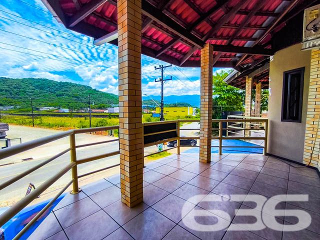 Ótima oportunidade para você que busca um imóvel completo e com excelente localização! Localizado no coração de Pirabeiraba, Joinville/SC, este sobrado único reúne tudo o que você precisa: conforto, espaço e um grande potencial para morar e investir.

Detalhes do Imóvel:
3 dormitórios, 1 suíte ampla e confortável.
5 banheiros, garantindo privacidade e praticidade.
Sala de estar e jantar integradas, trazendo charme e funcionalidade ao ambiente.
Cozinha espaçosa com móveis planejados, ideal para reunir a família e preparar refeições inesquecíveis.
Área de festas com churrasqueira, perfeita para momentos de lazer e confraternização.
Piscina privativa, proporcionando diversão e conforto nos dias quentes.
2 sacadas com vistas incríveis e espaço para relaxar.
Garagem para até 8 veículos, além de portão eletrônico para maior segurança.
Diferenciais que encantam:

Localização Estratégica:

Próximo a vias de acesso, transporte público, escolas, hospitais e comércios essenciais.
Rua pavimentada e segura, em um bairro tranquilo e valorizado de Joinville.
Oportunidade Imperdível:
Se você procura um imóvel completo, que une o conforto de uma casa espaçosa com a oportunidade de rendimento extra, este é o lugar ideal para você. Com acabamento impecável e todos os espaços pensados para o bem-estar da sua família, este sobrado é uma joia rara no mercado.

Agende agora mesmo uma visita e venha se encantar com o seu novo lar! Não perca a chance de investir em um imóvel que oferece qualidade de vida e segurança no melhor bairro de Joinville!

Para mais informações, entre em contato conosco. 636 Negócios Imobiliários: transformando sonhos em realidade há mais de 30 anos!
 
636 NEGÓCIOS IMOBILIÁRIOS: A SUA MELHOR ESCOLHA
Com mais de 30 anos de experiência, a 636 Negócios Imobiliários é sua parceira ideal para encontrar o imóvel perfeito. Estamos prontos para ajudá-lo a fazer deste imóvel o seu novo lar.
 
Telefone: (47) 3451-0636
WhatsApp: (47) 99190-0636
 
Não perca esta oportunidade única. Visite nosso site para mais informações: i636.com.br
