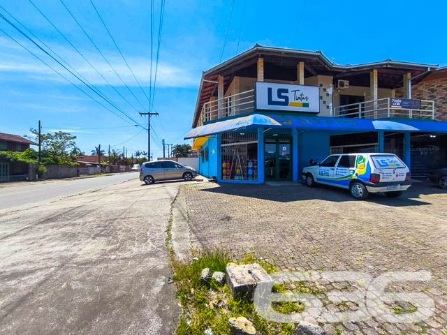 Ótima oportunidade para você que busca um imóvel completo e com excelente localização! Localizado no coração de Pirabeiraba, Joinville/SC, este sobrado único reúne tudo o que você precisa: conforto, espaço e um grande potencial para morar e investir.

Detalhes do Imóvel:
3 dormitórios, 1 suíte ampla e confortável.
5 banheiros, garantindo privacidade e praticidade.
Sala de estar e jantar integradas, trazendo charme e funcionalidade ao ambiente.
Cozinha espaçosa com móveis planejados, ideal para reunir a família e preparar refeições inesquecíveis.
Área de festas com churrasqueira, perfeita para momentos de lazer e confraternização.
Piscina privativa, proporcionando diversão e conforto nos dias quentes.
2 sacadas com vistas incríveis e espaço para relaxar.
Garagem para até 8 veículos, além de portão eletrônico para maior segurança.
Diferenciais que encantam:

Localização Estratégica:

Próximo a vias de acesso, transporte público, escolas, hospitais e comércios essenciais.
Rua pavimentada e segura, em um bairro tranquilo e valorizado de Joinville.
Oportunidade Imperdível:
Se você procura um imóvel completo, que une o conforto de uma casa espaçosa com a oportunidade de rendimento extra, este é o lugar ideal para você. Com acabamento impecável e todos os espaços pensados para o bem-estar da sua família, este sobrado é uma joia rara no mercado.

Agende agora mesmo uma visita e venha se encantar com o seu novo lar! Não perca a chance de investir em um imóvel que oferece qualidade de vida e segurança no melhor bairro de Joinville!

Para mais informações, entre em contato conosco. 636 Negócios Imobiliários: transformando sonhos em realidade há mais de 30 anos!
 
636 NEGÓCIOS IMOBILIÁRIOS: A SUA MELHOR ESCOLHA
Com mais de 30 anos de experiência, a 636 Negócios Imobiliários é sua parceira ideal para encontrar o imóvel perfeito. Estamos prontos para ajudá-lo a fazer deste imóvel o seu novo lar.
 
Telefone: (47) 3451-0636
WhatsApp: (47) 99190-0636
 
Não perca esta oportunidade única. Visite nosso site para mais informações: i636.com.br