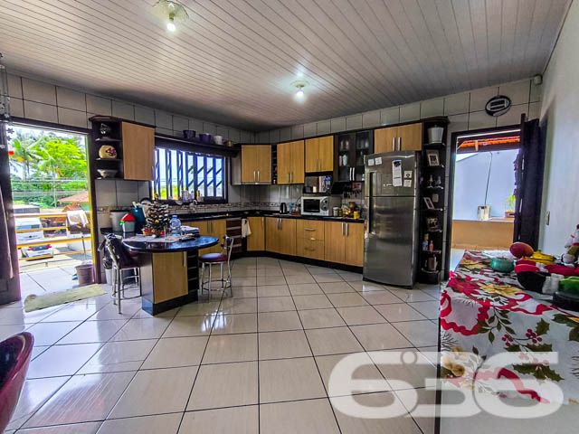 Ótima oportunidade para você que busca um imóvel completo e com excelente localização! Localizado no coração de Pirabeiraba, Joinville/SC, este sobrado único reúne tudo o que você precisa: conforto, espaço e um grande potencial para morar e investir.

Detalhes do Imóvel:
3 dormitórios, 1 suíte ampla e confortável.
5 banheiros, garantindo privacidade e praticidade.
Sala de estar e jantar integradas, trazendo charme e funcionalidade ao ambiente.
Cozinha espaçosa com móveis planejados, ideal para reunir a família e preparar refeições inesquecíveis.
Área de festas com churrasqueira, perfeita para momentos de lazer e confraternização.
Piscina privativa, proporcionando diversão e conforto nos dias quentes.
2 sacadas com vistas incríveis e espaço para relaxar.
Garagem para até 8 veículos, além de portão eletrônico para maior segurança.
Diferenciais que encantam:

Localização Estratégica:

Próximo a vias de acesso, transporte público, escolas, hospitais e comércios essenciais.
Rua pavimentada e segura, em um bairro tranquilo e valorizado de Joinville.
Oportunidade Imperdível:
Se você procura um imóvel completo, que une o conforto de uma casa espaçosa com a oportunidade de rendimento extra, este é o lugar ideal para você. Com acabamento impecável e todos os espaços pensados para o bem-estar da sua família, este sobrado é uma joia rara no mercado.

Agende agora mesmo uma visita e venha se encantar com o seu novo lar! Não perca a chance de investir em um imóvel que oferece qualidade de vida e segurança no melhor bairro de Joinville!

Para mais informações, entre em contato conosco. 636 Negócios Imobiliários: transformando sonhos em realidade há mais de 30 anos!
 
636 NEGÓCIOS IMOBILIÁRIOS: A SUA MELHOR ESCOLHA
Com mais de 30 anos de experiência, a 636 Negócios Imobiliários é sua parceira ideal para encontrar o imóvel perfeito. Estamos prontos para ajudá-lo a fazer deste imóvel o seu novo lar.
 
Telefone: (47) 3451-0636
WhatsApp: (47) 99190-0636
 
Não perca esta oportunidade única. Visite nosso site para mais informações: i636.com.br