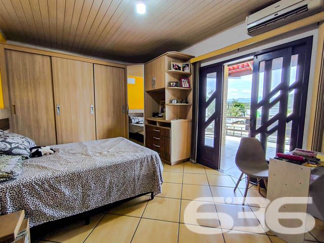 Ótima oportunidade para você que busca um imóvel completo e com excelente localização! Localizado no coração de Pirabeiraba, Joinville/SC, este sobrado único reúne tudo o que você precisa: conforto, espaço e um grande potencial para morar e investir.

Detalhes do Imóvel:
3 dormitórios, 1 suíte ampla e confortável.
5 banheiros, garantindo privacidade e praticidade.
Sala de estar e jantar integradas, trazendo charme e funcionalidade ao ambiente.
Cozinha espaçosa com móveis planejados, ideal para reunir a família e preparar refeições inesquecíveis.
Área de festas com churrasqueira, perfeita para momentos de lazer e confraternização.
Piscina privativa, proporcionando diversão e conforto nos dias quentes.
2 sacadas com vistas incríveis e espaço para relaxar.
Garagem para até 8 veículos, além de portão eletrônico para maior segurança.
Diferenciais que encantam:

Localização Estratégica:

Próximo a vias de acesso, transporte público, escolas, hospitais e comércios essenciais.
Rua pavimentada e segura, em um bairro tranquilo e valorizado de Joinville.
Oportunidade Imperdível:
Se você procura um imóvel completo, que une o conforto de uma casa espaçosa com a oportunidade de rendimento extra, este é o lugar ideal para você. Com acabamento impecável e todos os espaços pensados para o bem-estar da sua família, este sobrado é uma joia rara no mercado.

Agende agora mesmo uma visita e venha se encantar com o seu novo lar! Não perca a chance de investir em um imóvel que oferece qualidade de vida e segurança no melhor bairro de Joinville!

Para mais informações, entre em contato conosco. 636 Negócios Imobiliários: transformando sonhos em realidade há mais de 30 anos!
 
636 NEGÓCIOS IMOBILIÁRIOS: A SUA MELHOR ESCOLHA
Com mais de 30 anos de experiência, a 636 Negócios Imobiliários é sua parceira ideal para encontrar o imóvel perfeito. Estamos prontos para ajudá-lo a fazer deste imóvel o seu novo lar.
 
Telefone: (47) 3451-0636
WhatsApp: (47) 99190-0636
 
Não perca esta oportunidade única. Visite nosso site para mais informações: i636.com.br