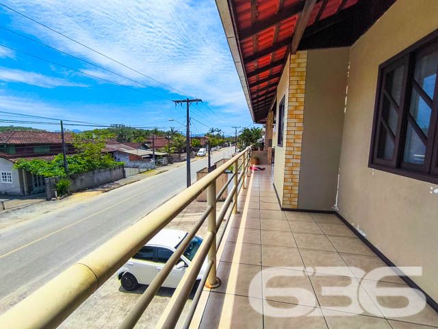 Ótima oportunidade para você que busca um imóvel completo e com excelente localização! Localizado no coração de Pirabeiraba, Joinville/SC, este sobrado único reúne tudo o que você precisa: conforto, espaço e um grande potencial para morar e investir.

Detalhes do Imóvel:
3 dormitórios, 1 suíte ampla e confortável.
5 banheiros, garantindo privacidade e praticidade.
Sala de estar e jantar integradas, trazendo charme e funcionalidade ao ambiente.
Cozinha espaçosa com móveis planejados, ideal para reunir a família e preparar refeições inesquecíveis.
Área de festas com churrasqueira, perfeita para momentos de lazer e confraternização.
Piscina privativa, proporcionando diversão e conforto nos dias quentes.
2 sacadas com vistas incríveis e espaço para relaxar.
Garagem para até 8 veículos, além de portão eletrônico para maior segurança.
Diferenciais que encantam:

Localização Estratégica:

Próximo a vias de acesso, transporte público, escolas, hospitais e comércios essenciais.
Rua pavimentada e segura, em um bairro tranquilo e valorizado de Joinville.
Oportunidade Imperdível:
Se você procura um imóvel completo, que une o conforto de uma casa espaçosa com a oportunidade de rendimento extra, este é o lugar ideal para você. Com acabamento impecável e todos os espaços pensados para o bem-estar da sua família, este sobrado é uma joia rara no mercado.

Agende agora mesmo uma visita e venha se encantar com o seu novo lar! Não perca a chance de investir em um imóvel que oferece qualidade de vida e segurança no melhor bairro de Joinville!

Para mais informações, entre em contato conosco. 636 Negócios Imobiliários: transformando sonhos em realidade há mais de 30 anos!
 
636 NEGÓCIOS IMOBILIÁRIOS: A SUA MELHOR ESCOLHA
Com mais de 30 anos de experiência, a 636 Negócios Imobiliários é sua parceira ideal para encontrar o imóvel perfeito. Estamos prontos para ajudá-lo a fazer deste imóvel o seu novo lar.
 
Telefone: (47) 3451-0636
WhatsApp: (47) 99190-0636
 
Não perca esta oportunidade única. Visite nosso site para mais informações: i636.com.br
