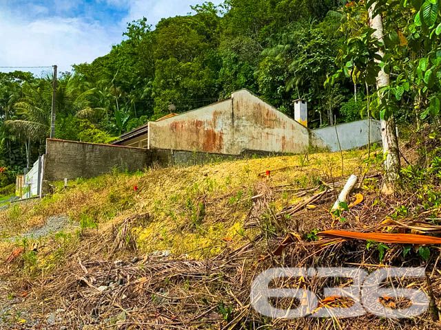Descubra seu Novo Espaço: Terreno à Venda em Joinville, SC

Procurando o local perfeito para construir a casa dos seus sonhos em Joinville? Apresentamos uma oportunidade única em um terreno no tranquilo bairro da Glória, cercado por uma exuberante paisagem verde. Este terreno, com uma área de 430,55m², oferece o espaço e a tranquilidade que você deseja, combinados com a conveniência de estar próximo ao centro urbano.

O bairro Glória é conhecido por sua atmosfera tranquila e pela presença de várias áreas verdes, proporcionando um ambiente pacífico e privativo. Apesar da sua serenidade, o terreno está convenientemente localizado com fácil acesso ao centro de Joinville, oferecendo proximidade a serviços essenciais como supermercados, escolas, hospitais e áreas de lazer.

Por que escolher este terreno?

Localização Privilegiada: Em um bairro tranquilo com fácil acesso ao centro da cidade.
Potencial de Valorização: Joinville está em constante crescimento, tornando esta uma excelente oportunidade de investimento.
Liberdade de Projeto: Sem construções existentes, você tem liberdade total para projetar a casa conforme suas necessidades e desejos.
Este é o momento ideal para investir em seu futuro com um terreno que oferece tanto potencial para personalização quanto para valorização. Seja para construir sua casa dos sonhos ou como um investimento estratégico, este terreno no bairro Glória é uma escolha que promete retorno e satisfação.

636 NEGÓCIOS IMOBILIÁRIOS: A SUA MELHOR ESCOLHA
Com mais de 30 anos de experiência, a 636 Negócios Imobiliários é sua parceira ideal para encontrar o imóvel perfeito. Estamos prontos para ajudá-lo a fazer deste imóvel o seu novo lar.
 
Telefone: (47) 3451-0636
WhatsApp: (47) 99190-0636
 
Não perca esta oportunidade única. Visite nosso site para mais informações: i636.com.br