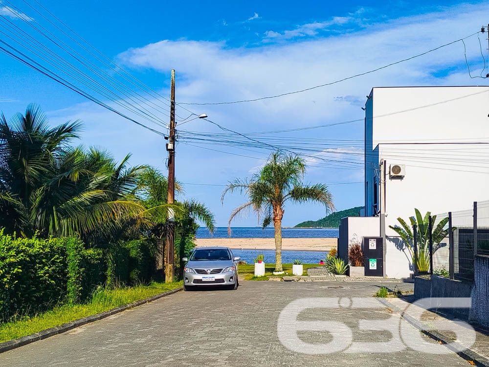 Descubra Seu Novo Lar no Paraíso de São Francisco do Sul!
Imagine viver a poucos passos da praia em um imóvel que combina conforto, beleza natural e localização estratégica. Esta casa térrea, localizada no bairro Ubatuba, é um verdadeiro convite à qualidade de vida. Construída em 2010, ela oferece 75m² de área privativa em um terreno espaçoso de 312,50m², com design funcional e detalhes que encantam.
Destaques do Imóvel:
Conforto Interno:
A residência possui uma sala de estar e jantar integradas, perfeitas para reunir a família e amigos em um ambiente acolhedor. A cozinha planejada é moderna e prática, com excelente aproveitamento de espaço e luz natural. O imóvel conta com um dormitório aconchegante, uma suíte espaçosa e dois banheiros bem distribuídos.
Lazer e Bem-Estar:
No exterior, você encontrará um espaço verde impecável, com palmeiras e flores que embelezam o jardim. A área de festas com churrasqueira é o lugar ideal para seus momentos de descontração. Relaxe em uma rede enquanto aproveita a brisa do mar e a tranquilidade que este imóvel proporciona.
Estrutura Completa:
A casa oferece uma garagem coberta e espaço para até dois carros descobertos. Tudo isso em uma propriedade completamente murada, garantindo segurança e privacidade para você e sua família.
Localização Perfeita:
Situada em uma rua pavimentada, a casa está a poucos metros da praia e conta com fácil acesso às principais vias da região. Você também estará próximo a serviços essenciais, comércios locais e transporte público, tornando o dia a dia ainda mais prático.
Se você busca um lar que combine praticidade, lazer e proximidade com a natureza, este é o lugar certo! Entre em contato com a 636 Negócios Imobiliários e agende sua visita.
Venha conhecer e se apaixonar pelo seu próximo endereço: um espaço onde cada detalhe foi pensado para você viver bem!
636 NEGÓCIOS IMOBILIÁRIOS: A SUA MELHOR ESCOLHA
Com mais de 30 anos de experiência, a 636 Negócios Imobiliários é sua parceira ideal para encontrar o imóvel perfeito. Estamos prontos para ajudá-lo a fazer deste imóvel o seu novo lar.
Telefone: (47) 3451-0636
WhatsApp: (47) 99190-0636
Não perca esta oportunidade única. Visite nosso site para mais informações: i636.com.br