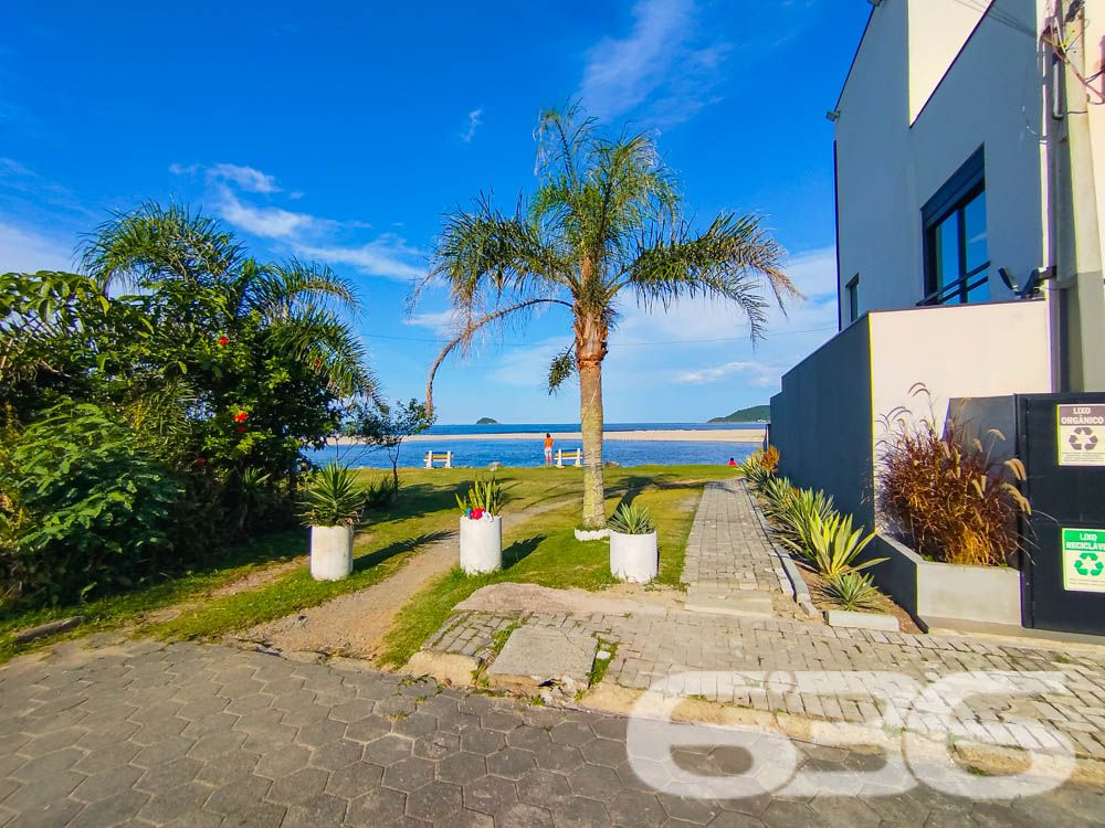 Descubra Seu Novo Lar no Paraíso de São Francisco do Sul!
Imagine viver a poucos passos da praia em um imóvel que combina conforto, beleza natural e localização estratégica. Esta casa térrea, localizada no bairro Ubatuba, é um verdadeiro convite à qualidade de vida. Construída em 2010, ela oferece 75m² de área privativa em um terreno espaçoso de 312,50m², com design funcional e detalhes que encantam.
Destaques do Imóvel:
Conforto Interno:
A residência possui uma sala de estar e jantar integradas, perfeitas para reunir a família e amigos em um ambiente acolhedor. A cozinha planejada é moderna e prática, com excelente aproveitamento de espaço e luz natural. O imóvel conta com um dormitório aconchegante, uma suíte espaçosa e dois banheiros bem distribuídos.
Lazer e Bem-Estar:
No exterior, você encontrará um espaço verde impecável, com palmeiras e flores que embelezam o jardim. A área de festas com churrasqueira é o lugar ideal para seus momentos de descontração. Relaxe em uma rede enquanto aproveita a brisa do mar e a tranquilidade que este imóvel proporciona.
Estrutura Completa:
A casa oferece uma garagem coberta e espaço para até dois carros descobertos. Tudo isso em uma propriedade completamente murada, garantindo segurança e privacidade para você e sua família.
Localização Perfeita:
Situada em uma rua pavimentada, a casa está a poucos metros da praia e conta com fácil acesso às principais vias da região. Você também estará próximo a serviços essenciais, comércios locais e transporte público, tornando o dia a dia ainda mais prático.
Se você busca um lar que combine praticidade, lazer e proximidade com a natureza, este é o lugar certo! Entre em contato com a 636 Negócios Imobiliários e agende sua visita.
Venha conhecer e se apaixonar pelo seu próximo endereço: um espaço onde cada detalhe foi pensado para você viver bem!
636 NEGÓCIOS IMOBILIÁRIOS: A SUA MELHOR ESCOLHA
Com mais de 30 anos de experiência, a 636 Negócios Imobiliários é sua parceira ideal para encontrar o imóvel perfeito. Estamos prontos para ajudá-lo a fazer deste imóvel o seu novo lar.
Telefone: (47) 3451-0636
WhatsApp: (47) 99190-0636
Não perca esta oportunidade única. Visite nosso site para mais informações: i636.com.br