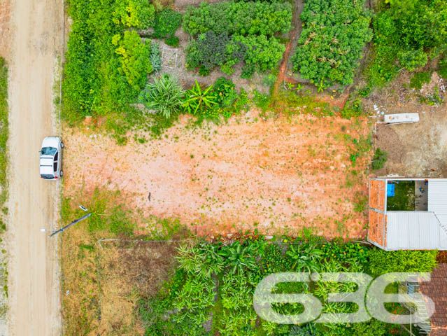Descubra a Oportunidade de Construir Seu Futuro em Balneário Barra do Sul

Em meio ao sereno bairro de Costeira, em Balneário Barra do Sul, Santa Catarina, um terreno aguarda sua visão para se transformar no lar dos seus sonhos ou num investimento promissor. Apresentamos um terreno excepcionalmente localizado com 300 m², oferecendo dimensões ideais para uma ampla variedade de projetos arquitetônicos ou comerciais.

Esse terreno promete não apenas um lar, mas um investimento seguro em uma das áreas mais pacíficas e de crescente valorização em Balneário Barra do Sul.

Viva a Tranquilidade e o Potencial de Costeira: Balneário Barra do Sul é conhecido por suas belezas naturais e por uma qualidade de vida que poucas localidades podem oferecer. Costeira, em particular, é um bairro que combina tranquilidade e acesso às conveniências urbanas, estando a uma curta distância de áreas comerciais, escolas e serviços essenciais.

Investimento Inteligente: Para os investidores, este terreno representa uma oportunidade de desenvolver um projeto que se valorizará ao longo do tempo, aproveitando o potencial turístico e residencial da região. A tendência de valorização imobiliária em Balneário Barra do Sul é uma aposta segura.

636 Negócios Imobiliários - Mais de 30 Anos de Excelência: Nossa equipe, composta por mais de 50 corretores especializados e suportados por um sistema de gestão digital avançado, está pronta para ajudá-lo a fazer uma compra segura e bem informada. Reconhecidos pela excelência técnico-jurídica, garantimos uma transação imobiliária sem surpresas.

Este terreno não é apenas um pedaço de terra; é a tela em branco para seus sonhos. Imagine as possibilidades e deixe a 636 Negócios Imobiliários guiá-lo em cada passo do caminho. Entre em contato hoje mesmo e dê o primeiro passo para tornar seus sonhos realidade em Balneário Barra do Sul!
 
636 NEGÓCIOS IMOBILIÁRIOS: A SUA MELHOR ESCOLHA
Com mais de 30 anos de experiência, a 636 Negócios Imobiliários é sua parceira ideal para encontrar o imóvel perfeito. Estamos prontos para ajudá-lo a fazer deste imóvel o seu novo lar.
 
Telefone: (47) 3451-0636
WhatsApp: (47) 99190-0636
 
Não perca esta oportunidade única. Visite nosso site para mais informações: i636.com.br