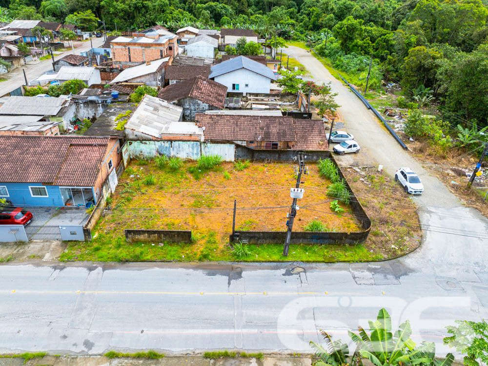 Descubra o potencial de uma localização privilegiada em Joinville, SC. Este terreno exclusivo, situado no bairro Morro do Meio, representa uma oportunidade única para investidores e construtores com visão de futuro. Com área total de 352,27 m², este terreno plano oferece a geometria perfeita para uma variedade de projetos residenciais ou comerciais.
Localizado em uma esquina, o terreno se beneficia de excelente exposição solar e de um acesso facilitado. A posição estratégica no bairro permite fácil acesso a serviços locais e conectividade com outras regiões da cidade, ideal para quem busca uma combinação de tranquilidade e conveniência.
Visualize o potencial através das imagens aéreas que destacam tanto a vastidão do espaço aberto quanto o contexto urbano ao redor. Este é o espaço ideal para desenvolver um empreendimento que se destaque tanto pela qualidade de vida que pode oferecer aos futuros moradores quanto pelo retorno financeiro.
Investir em terrenos em Joinville é uma decisão inteligente devido ao crescimento constante da cidade e à valorização contínua do mercado imobiliário. Com mais de 30 anos de experiência, a 636 Negócios Imobiliários é reconhecida por sua excelência técnico-jurídica na mediação de negócios imobiliários, garantindo a segurança e a eficácia de sua transação.
Oferecemos suporte completo para o processo de compra, incluindo análise documental e assessoria em todas as etapas, desde a escolha do imóvel até o fechamento do negócio. Estamos prontos para ajudá-lo a fazer uma escolha segura e rentável.
Este terreno é mais do que uma compra, é uma herança para o futuro. Invista agora em um dos bairros em ascensão de Joinville e construa o projeto dos seus sonhos. Para mais informações e para agendar uma visita, entre em contato com a 636 Negócios Imobiliários, sua parceira de confiança no mercado imobiliário.
636 Negócios Imobiliários: só se constrói uma grande empresa com grandes pessoas.
636 NEGÓCIOS IMOBILIÁRIOS: A SUA MELHOR ESCOLHA
Com mais de 30 anos de experiência, a 636 Negócios Imobiliários é sua parceira ideal para encontrar o imóvel perfeito. Estamos prontos para ajudá-lo a fazer deste imóvel o seu novo lar.
Telefone: (47) 3451-0636
WhatsApp: (47) 99190-0636
Não perca esta oportunidade única. Visite nosso site para mais informações: i636.com.br