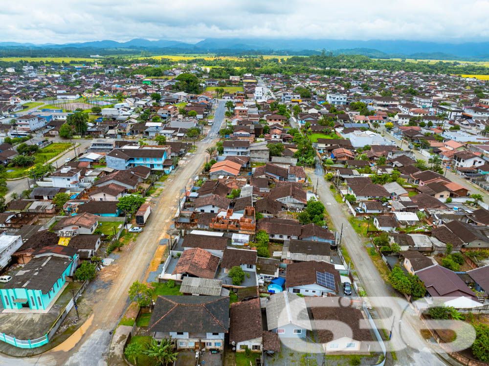 Descubra o potencial de uma localização privilegiada em Joinville, SC. Este terreno exclusivo, situado no bairro Morro do Meio, representa uma oportunidade única para investidores e construtores com visão de futuro. Com área total de 352,27 m², este terreno plano oferece a geometria perfeita para uma variedade de projetos residenciais ou comerciais.
Localizado em uma esquina, o terreno se beneficia de excelente exposição solar e de um acesso facilitado. A posição estratégica no bairro permite fácil acesso a serviços locais e conectividade com outras regiões da cidade, ideal para quem busca uma combinação de tranquilidade e conveniência.
Visualize o potencial através das imagens aéreas que destacam tanto a vastidão do espaço aberto quanto o contexto urbano ao redor. Este é o espaço ideal para desenvolver um empreendimento que se destaque tanto pela qualidade de vida que pode oferecer aos futuros moradores quanto pelo retorno financeiro.
Investir em terrenos em Joinville é uma decisão inteligente devido ao crescimento constante da cidade e à valorização contínua do mercado imobiliário. Com mais de 30 anos de experiência, a 636 Negócios Imobiliários é reconhecida por sua excelência técnico-jurídica na mediação de negócios imobiliários, garantindo a segurança e a eficácia de sua transação.
Oferecemos suporte completo para o processo de compra, incluindo análise documental e assessoria em todas as etapas, desde a escolha do imóvel até o fechamento do negócio. Estamos prontos para ajudá-lo a fazer uma escolha segura e rentável.
Este terreno é mais do que uma compra, é uma herança para o futuro. Invista agora em um dos bairros em ascensão de Joinville e construa o projeto dos seus sonhos. Para mais informações e para agendar uma visita, entre em contato com a 636 Negócios Imobiliários, sua parceira de confiança no mercado imobiliário.
636 Negócios Imobiliários: só se constrói uma grande empresa com grandes pessoas.
636 NEGÓCIOS IMOBILIÁRIOS: A SUA MELHOR ESCOLHA
Com mais de 30 anos de experiência, a 636 Negócios Imobiliários é sua parceira ideal para encontrar o imóvel perfeito. Estamos prontos para ajudá-lo a fazer deste imóvel o seu novo lar.
Telefone: (47) 3451-0636
WhatsApp: (47) 99190-0636
Não perca esta oportunidade única. Visite nosso site para mais informações: i636.com.br