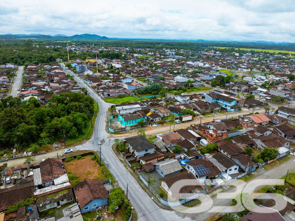 Descubra o potencial de uma localização privilegiada em Joinville, SC. Este terreno exclusivo, situado no bairro Morro do Meio, representa uma oportunidade única para investidores e construtores com visão de futuro. Com área total de 352,27 m², este terreno plano oferece a geometria perfeita para uma variedade de projetos residenciais ou comerciais.
Localizado em uma esquina, o terreno se beneficia de excelente exposição solar e de um acesso facilitado. A posição estratégica no bairro permite fácil acesso a serviços locais e conectividade com outras regiões da cidade, ideal para quem busca uma combinação de tranquilidade e conveniência.
Visualize o potencial através das imagens aéreas que destacam tanto a vastidão do espaço aberto quanto o contexto urbano ao redor. Este é o espaço ideal para desenvolver um empreendimento que se destaque tanto pela qualidade de vida que pode oferecer aos futuros moradores quanto pelo retorno financeiro.
Investir em terrenos em Joinville é uma decisão inteligente devido ao crescimento constante da cidade e à valorização contínua do mercado imobiliário. Com mais de 30 anos de experiência, a 636 Negócios Imobiliários é reconhecida por sua excelência técnico-jurídica na mediação de negócios imobiliários, garantindo a segurança e a eficácia de sua transação.
Oferecemos suporte completo para o processo de compra, incluindo análise documental e assessoria em todas as etapas, desde a escolha do imóvel até o fechamento do negócio. Estamos prontos para ajudá-lo a fazer uma escolha segura e rentável.
Este terreno é mais do que uma compra, é uma herança para o futuro. Invista agora em um dos bairros em ascensão de Joinville e construa o projeto dos seus sonhos. Para mais informações e para agendar uma visita, entre em contato com a 636 Negócios Imobiliários, sua parceira de confiança no mercado imobiliário.
636 Negócios Imobiliários: só se constrói uma grande empresa com grandes pessoas.
636 NEGÓCIOS IMOBILIÁRIOS: A SUA MELHOR ESCOLHA
Com mais de 30 anos de experiência, a 636 Negócios Imobiliários é sua parceira ideal para encontrar o imóvel perfeito. Estamos prontos para ajudá-lo a fazer deste imóvel o seu novo lar.
Telefone: (47) 3451-0636
WhatsApp: (47) 99190-0636
Não perca esta oportunidade única. Visite nosso site para mais informações: i636.com.br
