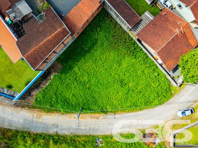 Descubra as possibilidades ilimitadas com este magnífico terreno em João Costa, Joinville – SC. Com sua localização estratégica e características únicas, este terreno representa uma oportunidade excepcional para investidores e construtores.

Localização Privilegiada:
Situado em um bairro em crescimento, o terreno está localizado no coração de Joinville, cercado por uma comunidade vibrante e a poucos minutos de conveniências essenciais como escolas, mercados e parques. 

Características do Terreno:

Área Total: 571,90m²

Localização de Esquina: Maximiza a visibilidade e o acesso, perfeito para empreendimentos comerciais ou residenciais multifamiliares.

Potencial de Desenvolvimento:
O terreno oferece flexibilidade para uma variedade de projetos. Seja para construir um conjunto residencial de casas geminadas, um prédio de apartamentos ou um espaço comercial, este terreno se adapta perfeitamente às necessidades do mercado atual. 

Investimento Estratégico:
Joinville é uma cidade em expansão com crescente demanda por imóveis residenciais e comerciais. Investir neste terreno não é apenas uma escolha segura, mas uma decisão estratégica que antecipa o crescimento futuro da região.

Este terreno não é apenas um espaço, é uma tela em branco pronta para ser transformada em um marco rentável e notável. Com a expertise da 636 Negócios Imobiliários, apoiada por mais de 30 anos de experiência no mercado imobiliário, você tem a garantia de um negócio seguro, eficiente e com alta perspectiva de valorização.

Faça parte do futuro de Joinville. Explore este terreno hoje e comece a construir amanhã. Visite nosso site ou entre em contato direto com um de nossos especialistas para mais informações e para agendar uma visita ao local.

Seu futuro começa aqui. Seu futuro começa com a 636 Negócios Imobiliários.
 
636 NEGÓCIOS IMOBILIÁRIOS: A SUA MELHOR ESCOLHA
Com mais de 30 anos de experiência, a 636 Negócios Imobiliários é sua parceira ideal para encontrar o imóvel perfeito. Estamos prontos para ajudá-lo a fazer deste imóvel o seu novo lar.
 
Telefone: (47) 3451-0636
WhatsApp: (47) 99190-0636
 
Não perca esta oportunidade única. Visite nosso site para mais informações: i636.com.br