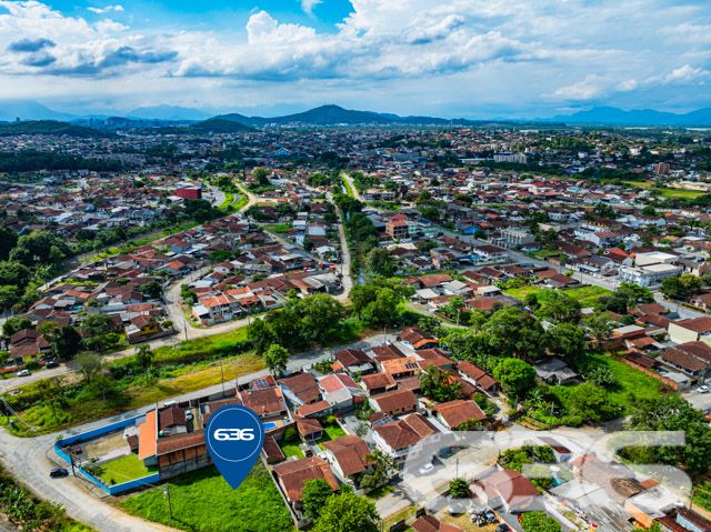 Descubra as possibilidades ilimitadas com este magnífico terreno em João Costa, Joinville – SC. Com sua localização estratégica e características únicas, este terreno representa uma oportunidade excepcional para investidores e construtores.

Localização Privilegiada:
Situado em um bairro em crescimento, o terreno está localizado no coração de Joinville, cercado por uma comunidade vibrante e a poucos minutos de conveniências essenciais como escolas, mercados e parques. 

Características do Terreno:

Área Total: 571,90m²

Localização de Esquina: Maximiza a visibilidade e o acesso, perfeito para empreendimentos comerciais ou residenciais multifamiliares.

Potencial de Desenvolvimento:
O terreno oferece flexibilidade para uma variedade de projetos. Seja para construir um conjunto residencial de casas geminadas, um prédio de apartamentos ou um espaço comercial, este terreno se adapta perfeitamente às necessidades do mercado atual. 

Investimento Estratégico:
Joinville é uma cidade em expansão com crescente demanda por imóveis residenciais e comerciais. Investir neste terreno não é apenas uma escolha segura, mas uma decisão estratégica que antecipa o crescimento futuro da região.

Este terreno não é apenas um espaço, é uma tela em branco pronta para ser transformada em um marco rentável e notável. Com a expertise da 636 Negócios Imobiliários, apoiada por mais de 30 anos de experiência no mercado imobiliário, você tem a garantia de um negócio seguro, eficiente e com alta perspectiva de valorização.

Faça parte do futuro de Joinville. Explore este terreno hoje e comece a construir amanhã. Visite nosso site ou entre em contato direto com um de nossos especialistas para mais informações e para agendar uma visita ao local.

Seu futuro começa aqui. Seu futuro começa com a 636 Negócios Imobiliários.
 
636 NEGÓCIOS IMOBILIÁRIOS: A SUA MELHOR ESCOLHA
Com mais de 30 anos de experiência, a 636 Negócios Imobiliários é sua parceira ideal para encontrar o imóvel perfeito. Estamos prontos para ajudá-lo a fazer deste imóvel o seu novo lar.
 
Telefone: (47) 3451-0636
WhatsApp: (47) 99190-0636
 
Não perca esta oportunidade única. Visite nosso site para mais informações: i636.com.br