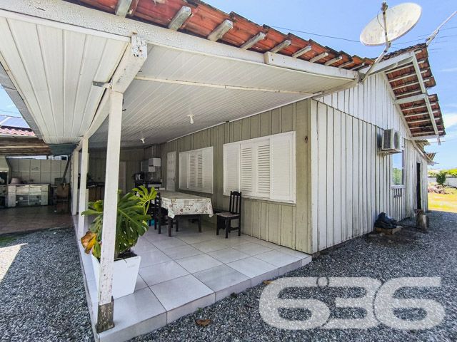 Descubra o Encanto de Viver à Beira do Rio em Balneário Barra do Sul
Localizada na encantadora cidade de Balneário Barra do Sul - SC, esta residência única oferece uma vida tranquila e repleta de conforto ao lado do rio, com saída direta para a Lagoa. Com uma área de terreno de 739,64 m² e 90 m² de área construída, o imóvel encanta por sua localização privilegiada e vistas deslumbrantes.
A propriedade está situada em um terreno plano, garantindo espaço e privacidade. A casa térrea de madeira é aconchegante e rica em detalhes. Possui ampla varanda, três confortáveis dormitórios e uma área de festas equipada, perfeita para receber familiares e amigos em qualquer época do ano.
Destacam-se na propriedade as sete vagas de garagem, sendo duas cobertas, que oferecem comodidade e praticidade. O terreno, completamente murado, assegura segurança e privacidade, enquanto a cozinha espaçosa é ideal para quem gosta de cozinhar. A casa ainda inclui uma sala de estar, um banheiro e uma despensa, além de conexão com a internet, aumentando o conforto do lar.
A localização é outro ponto forte, situada no centro de Barra do Sul, perto de escolas, transporte público e serviços essenciais, facilitando o dia a dia dos moradores.
Esta propriedade é uma verdadeira oportunidade para quem busca uma residência com qualidade de vida, paz e conveniência. Invista em um imóvel que oferece mais do que um espaço para morar, mas um verdadeiro refúgio para relaxar e desfrutar da beleza natural de Balneário Barra do Sul. Venha conhecer e se encantar com este paraíso à beira do rio, exclusividade que só a 636 Negócios Imobiliários pode oferecer.
636 NEGÓCIOS IMOBILIÁRIOS: A SUA MELHOR ESCOLHA
Com mais de 30 anos de experiência, a 636 Negócios Imobiliários é sua parceira ideal para encontrar o imóvel perfeito. Estamos prontos para ajudá-lo a fazer deste imóvel o seu novo lar.
Telefone: (47) 3451-0636
WhatsApp: (47) 99190-0636
Não perca esta oportunidade única. Visite nosso site para mais informações: i636.com.br