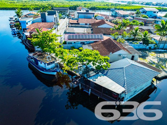 Descubra o Encanto de Viver à Beira do Rio em Balneário Barra do Sul
Localizada na encantadora cidade de Balneário Barra do Sul - SC, esta residência única oferece uma vida tranquila e repleta de conforto ao lado do rio, com saída direta para a Lagoa. Com uma área de terreno de 739,64 m² e 90 m² de área construída, o imóvel encanta por sua localização privilegiada e vistas deslumbrantes.
A propriedade está situada em um terreno plano, garantindo espaço e privacidade. A casa térrea de madeira é aconchegante e rica em detalhes. Possui ampla varanda, três confortáveis dormitórios e uma área de festas equipada, perfeita para receber familiares e amigos em qualquer época do ano.
Destacam-se na propriedade as sete vagas de garagem, sendo duas cobertas, que oferecem comodidade e praticidade. O terreno, completamente murado, assegura segurança e privacidade, enquanto a cozinha espaçosa é ideal para quem gosta de cozinhar. A casa ainda inclui uma sala de estar, um banheiro e uma despensa, além de conexão com a internet, aumentando o conforto do lar.
A localização é outro ponto forte, situada no centro de Barra do Sul, perto de escolas, transporte público e serviços essenciais, facilitando o dia a dia dos moradores.
Esta propriedade é uma verdadeira oportunidade para quem busca uma residência com qualidade de vida, paz e conveniência. Invista em um imóvel que oferece mais do que um espaço para morar, mas um verdadeiro refúgio para relaxar e desfrutar da beleza natural de Balneário Barra do Sul. Venha conhecer e se encantar com este paraíso à beira do rio, exclusividade que só a 636 Negócios Imobiliários pode oferecer.
636 NEGÓCIOS IMOBILIÁRIOS: A SUA MELHOR ESCOLHA
Com mais de 30 anos de experiência, a 636 Negócios Imobiliários é sua parceira ideal para encontrar o imóvel perfeito. Estamos prontos para ajudá-lo a fazer deste imóvel o seu novo lar.
Telefone: (47) 3451-0636
WhatsApp: (47) 99190-0636
Não perca esta oportunidade única. Visite nosso site para mais informações: i636.com.br