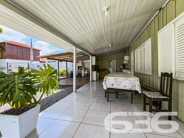Descubra o Encanto de Viver à Beira do Rio em Balneário Barra do Sul
Localizada na encantadora cidade de Balneário Barra do Sul - SC, esta residência única oferece uma vida tranquila e repleta de conforto ao lado do rio, com saída direta para a Lagoa. Com uma área de terreno de 739,64 m² e 90 m² de área construída, o imóvel encanta por sua localização privilegiada e vistas deslumbrantes.
A propriedade está situada em um terreno plano, garantindo espaço e privacidade. A casa térrea de madeira é aconchegante e rica em detalhes. Possui ampla varanda, três confortáveis dormitórios e uma área de festas equipada, perfeita para receber familiares e amigos em qualquer época do ano.
Destacam-se na propriedade as sete vagas de garagem, sendo duas cobertas, que oferecem comodidade e praticidade. O terreno, completamente murado, assegura segurança e privacidade, enquanto a cozinha espaçosa é ideal para quem gosta de cozinhar. A casa ainda inclui uma sala de estar, um banheiro e uma despensa, além de conexão com a internet, aumentando o conforto do lar.
A localização é outro ponto forte, situada no centro de Barra do Sul, perto de escolas, transporte público e serviços essenciais, facilitando o dia a dia dos moradores.
Esta propriedade é uma verdadeira oportunidade para quem busca uma residência com qualidade de vida, paz e conveniência. Invista em um imóvel que oferece mais do que um espaço para morar, mas um verdadeiro refúgio para relaxar e desfrutar da beleza natural de Balneário Barra do Sul. Venha conhecer e se encantar com este paraíso à beira do rio, exclusividade que só a 636 Negócios Imobiliários pode oferecer.
636 NEGÓCIOS IMOBILIÁRIOS: A SUA MELHOR ESCOLHA
Com mais de 30 anos de experiência, a 636 Negócios Imobiliários é sua parceira ideal para encontrar o imóvel perfeito. Estamos prontos para ajudá-lo a fazer deste imóvel o seu novo lar.
Telefone: (47) 3451-0636
WhatsApp: (47) 99190-0636
Não perca esta oportunidade única. Visite nosso site para mais informações: i636.com.br