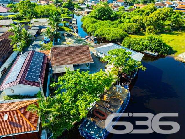 Descubra o Encanto de Viver à Beira do Rio em Balneário Barra do Sul
Localizada na encantadora cidade de Balneário Barra do Sul - SC, esta residência única oferece uma vida tranquila e repleta de conforto ao lado do rio, com saída direta para a Lagoa. Com uma área de terreno de 739,64 m² e 90 m² de área construída, o imóvel encanta por sua localização privilegiada e vistas deslumbrantes.
A propriedade está situada em um terreno plano, garantindo espaço e privacidade. A casa térrea de madeira é aconchegante e rica em detalhes. Possui ampla varanda, três confortáveis dormitórios e uma área de festas equipada, perfeita para receber familiares e amigos em qualquer época do ano.
Destacam-se na propriedade as sete vagas de garagem, sendo duas cobertas, que oferecem comodidade e praticidade. O terreno, completamente murado, assegura segurança e privacidade, enquanto a cozinha espaçosa é ideal para quem gosta de cozinhar. A casa ainda inclui uma sala de estar, um banheiro e uma despensa, além de conexão com a internet, aumentando o conforto do lar.
A localização é outro ponto forte, situada no centro de Barra do Sul, perto de escolas, transporte público e serviços essenciais, facilitando o dia a dia dos moradores.
Esta propriedade é uma verdadeira oportunidade para quem busca uma residência com qualidade de vida, paz e conveniência. Invista em um imóvel que oferece mais do que um espaço para morar, mas um verdadeiro refúgio para relaxar e desfrutar da beleza natural de Balneário Barra do Sul. Venha conhecer e se encantar com este paraíso à beira do rio, exclusividade que só a 636 Negócios Imobiliários pode oferecer.
636 NEGÓCIOS IMOBILIÁRIOS: A SUA MELHOR ESCOLHA
Com mais de 30 anos de experiência, a 636 Negócios Imobiliários é sua parceira ideal para encontrar o imóvel perfeito. Estamos prontos para ajudá-lo a fazer deste imóvel o seu novo lar.
Telefone: (47) 3451-0636
WhatsApp: (47) 99190-0636
Não perca esta oportunidade única. Visite nosso site para mais informações: i636.com.br