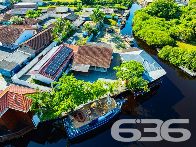 Descubra o Encanto de Viver à Beira do Rio em Balneário Barra do Sul
Localizada na encantadora cidade de Balneário Barra do Sul - SC, esta residência única oferece uma vida tranquila e repleta de conforto ao lado do rio, com saída direta para a Lagoa. Com uma área de terreno de 739,64 m² e 90 m² de área construída, o imóvel encanta por sua localização privilegiada e vistas deslumbrantes.
A propriedade está situada em um terreno plano, garantindo espaço e privacidade. A casa térrea de madeira é aconchegante e rica em detalhes. Possui ampla varanda, três confortáveis dormitórios e uma área de festas equipada, perfeita para receber familiares e amigos em qualquer época do ano.
Destacam-se na propriedade as sete vagas de garagem, sendo duas cobertas, que oferecem comodidade e praticidade. O terreno, completamente murado, assegura segurança e privacidade, enquanto a cozinha espaçosa é ideal para quem gosta de cozinhar. A casa ainda inclui uma sala de estar, um banheiro e uma despensa, além de conexão com a internet, aumentando o conforto do lar.
A localização é outro ponto forte, situada no centro de Barra do Sul, perto de escolas, transporte público e serviços essenciais, facilitando o dia a dia dos moradores.
Esta propriedade é uma verdadeira oportunidade para quem busca uma residência com qualidade de vida, paz e conveniência. Invista em um imóvel que oferece mais do que um espaço para morar, mas um verdadeiro refúgio para relaxar e desfrutar da beleza natural de Balneário Barra do Sul. Venha conhecer e se encantar com este paraíso à beira do rio, exclusividade que só a 636 Negócios Imobiliários pode oferecer.
636 NEGÓCIOS IMOBILIÁRIOS: A SUA MELHOR ESCOLHA
Com mais de 30 anos de experiência, a 636 Negócios Imobiliários é sua parceira ideal para encontrar o imóvel perfeito. Estamos prontos para ajudá-lo a fazer deste imóvel o seu novo lar.
Telefone: (47) 3451-0636
WhatsApp: (47) 99190-0636
Não perca esta oportunidade única. Visite nosso site para mais informações: i636.com.br