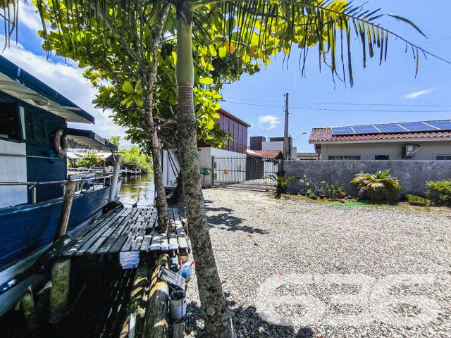 Descubra o Encanto de Viver à Beira do Rio em Balneário Barra do Sul
Localizada na encantadora cidade de Balneário Barra do Sul - SC, esta residência única oferece uma vida tranquila e repleta de conforto ao lado do rio, com saída direta para a Lagoa. Com uma área de terreno de 739,64 m² e 90 m² de área construída, o imóvel encanta por sua localização privilegiada e vistas deslumbrantes.
A propriedade está situada em um terreno plano, garantindo espaço e privacidade. A casa térrea de madeira é aconchegante e rica em detalhes. Possui ampla varanda, três confortáveis dormitórios e uma área de festas equipada, perfeita para receber familiares e amigos em qualquer época do ano.
Destacam-se na propriedade as sete vagas de garagem, sendo duas cobertas, que oferecem comodidade e praticidade. O terreno, completamente murado, assegura segurança e privacidade, enquanto a cozinha espaçosa é ideal para quem gosta de cozinhar. A casa ainda inclui uma sala de estar, um banheiro e uma despensa, além de conexão com a internet, aumentando o conforto do lar.
A localização é outro ponto forte, situada no centro de Barra do Sul, perto de escolas, transporte público e serviços essenciais, facilitando o dia a dia dos moradores.
Esta propriedade é uma verdadeira oportunidade para quem busca uma residência com qualidade de vida, paz e conveniência. Invista em um imóvel que oferece mais do que um espaço para morar, mas um verdadeiro refúgio para relaxar e desfrutar da beleza natural de Balneário Barra do Sul. Venha conhecer e se encantar com este paraíso à beira do rio, exclusividade que só a 636 Negócios Imobiliários pode oferecer.
636 NEGÓCIOS IMOBILIÁRIOS: A SUA MELHOR ESCOLHA
Com mais de 30 anos de experiência, a 636 Negócios Imobiliários é sua parceira ideal para encontrar o imóvel perfeito. Estamos prontos para ajudá-lo a fazer deste imóvel o seu novo lar.
Telefone: (47) 3451-0636
WhatsApp: (47) 99190-0636
Não perca esta oportunidade única. Visite nosso site para mais informações: i636.com.br
