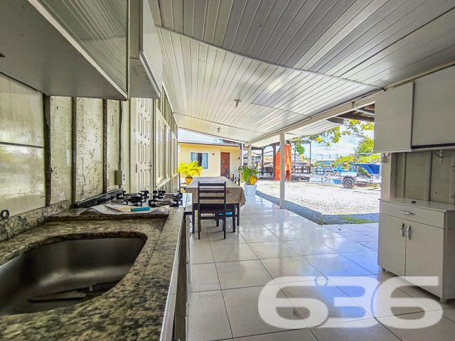 Descubra o Encanto de Viver à Beira do Rio em Balneário Barra do Sul
Localizada na encantadora cidade de Balneário Barra do Sul - SC, esta residência única oferece uma vida tranquila e repleta de conforto ao lado do rio, com saída direta para a Lagoa. Com uma área de terreno de 739,64 m² e 90 m² de área construída, o imóvel encanta por sua localização privilegiada e vistas deslumbrantes.
A propriedade está situada em um terreno plano, garantindo espaço e privacidade. A casa térrea de madeira é aconchegante e rica em detalhes. Possui ampla varanda, três confortáveis dormitórios e uma área de festas equipada, perfeita para receber familiares e amigos em qualquer época do ano.
Destacam-se na propriedade as sete vagas de garagem, sendo duas cobertas, que oferecem comodidade e praticidade. O terreno, completamente murado, assegura segurança e privacidade, enquanto a cozinha espaçosa é ideal para quem gosta de cozinhar. A casa ainda inclui uma sala de estar, um banheiro e uma despensa, além de conexão com a internet, aumentando o conforto do lar.
A localização é outro ponto forte, situada no centro de Barra do Sul, perto de escolas, transporte público e serviços essenciais, facilitando o dia a dia dos moradores.
Esta propriedade é uma verdadeira oportunidade para quem busca uma residência com qualidade de vida, paz e conveniência. Invista em um imóvel que oferece mais do que um espaço para morar, mas um verdadeiro refúgio para relaxar e desfrutar da beleza natural de Balneário Barra do Sul. Venha conhecer e se encantar com este paraíso à beira do rio, exclusividade que só a 636 Negócios Imobiliários pode oferecer.
636 NEGÓCIOS IMOBILIÁRIOS: A SUA MELHOR ESCOLHA
Com mais de 30 anos de experiência, a 636 Negócios Imobiliários é sua parceira ideal para encontrar o imóvel perfeito. Estamos prontos para ajudá-lo a fazer deste imóvel o seu novo lar.
Telefone: (47) 3451-0636
WhatsApp: (47) 99190-0636
Não perca esta oportunidade única. Visite nosso site para mais informações: i636.com.br