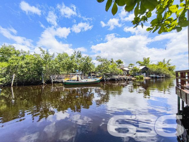 Descubra o Encanto de Viver à Beira do Rio em Balneário Barra do Sul
Localizada na encantadora cidade de Balneário Barra do Sul - SC, esta residência única oferece uma vida tranquila e repleta de conforto ao lado do rio, com saída direta para a Lagoa. Com uma área de terreno de 739,64 m² e 90 m² de área construída, o imóvel encanta por sua localização privilegiada e vistas deslumbrantes.
A propriedade está situada em um terreno plano, garantindo espaço e privacidade. A casa térrea de madeira é aconchegante e rica em detalhes. Possui ampla varanda, três confortáveis dormitórios e uma área de festas equipada, perfeita para receber familiares e amigos em qualquer época do ano.
Destacam-se na propriedade as sete vagas de garagem, sendo duas cobertas, que oferecem comodidade e praticidade. O terreno, completamente murado, assegura segurança e privacidade, enquanto a cozinha espaçosa é ideal para quem gosta de cozinhar. A casa ainda inclui uma sala de estar, um banheiro e uma despensa, além de conexão com a internet, aumentando o conforto do lar.
A localização é outro ponto forte, situada no centro de Barra do Sul, perto de escolas, transporte público e serviços essenciais, facilitando o dia a dia dos moradores.
Esta propriedade é uma verdadeira oportunidade para quem busca uma residência com qualidade de vida, paz e conveniência. Invista em um imóvel que oferece mais do que um espaço para morar, mas um verdadeiro refúgio para relaxar e desfrutar da beleza natural de Balneário Barra do Sul. Venha conhecer e se encantar com este paraíso à beira do rio, exclusividade que só a 636 Negócios Imobiliários pode oferecer.
636 NEGÓCIOS IMOBILIÁRIOS: A SUA MELHOR ESCOLHA
Com mais de 30 anos de experiência, a 636 Negócios Imobiliários é sua parceira ideal para encontrar o imóvel perfeito. Estamos prontos para ajudá-lo a fazer deste imóvel o seu novo lar.
Telefone: (47) 3451-0636
WhatsApp: (47) 99190-0636
Não perca esta oportunidade única. Visite nosso site para mais informações: i636.com.br