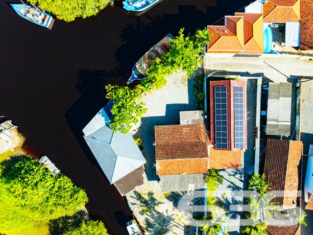 Descubra o Encanto de Viver à Beira do Rio em Balneário Barra do Sul
Localizada na encantadora cidade de Balneário Barra do Sul - SC, esta residência única oferece uma vida tranquila e repleta de conforto ao lado do rio, com saída direta para a Lagoa. Com uma área de terreno de 739,64 m² e 90 m² de área construída, o imóvel encanta por sua localização privilegiada e vistas deslumbrantes.
A propriedade está situada em um terreno plano, garantindo espaço e privacidade. A casa térrea de madeira é aconchegante e rica em detalhes. Possui ampla varanda, três confortáveis dormitórios e uma área de festas equipada, perfeita para receber familiares e amigos em qualquer época do ano.
Destacam-se na propriedade as sete vagas de garagem, sendo duas cobertas, que oferecem comodidade e praticidade. O terreno, completamente murado, assegura segurança e privacidade, enquanto a cozinha espaçosa é ideal para quem gosta de cozinhar. A casa ainda inclui uma sala de estar, um banheiro e uma despensa, além de conexão com a internet, aumentando o conforto do lar.
A localização é outro ponto forte, situada no centro de Barra do Sul, perto de escolas, transporte público e serviços essenciais, facilitando o dia a dia dos moradores.
Esta propriedade é uma verdadeira oportunidade para quem busca uma residência com qualidade de vida, paz e conveniência. Invista em um imóvel que oferece mais do que um espaço para morar, mas um verdadeiro refúgio para relaxar e desfrutar da beleza natural de Balneário Barra do Sul. Venha conhecer e se encantar com este paraíso à beira do rio, exclusividade que só a 636 Negócios Imobiliários pode oferecer.
636 NEGÓCIOS IMOBILIÁRIOS: A SUA MELHOR ESCOLHA
Com mais de 30 anos de experiência, a 636 Negócios Imobiliários é sua parceira ideal para encontrar o imóvel perfeito. Estamos prontos para ajudá-lo a fazer deste imóvel o seu novo lar.
Telefone: (47) 3451-0636
WhatsApp: (47) 99190-0636
Não perca esta oportunidade única. Visite nosso site para mais informações: i636.com.br