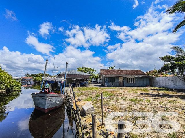 Descubra o Encanto de Viver à Beira do Rio em Balneário Barra do Sul
Localizada na encantadora cidade de Balneário Barra do Sul - SC, esta residência única oferece uma vida tranquila e repleta de conforto ao lado do rio, com saída direta para a Lagoa. Com uma área de terreno de 739,64 m² e 90 m² de área construída, o imóvel encanta por sua localização privilegiada e vistas deslumbrantes.
A propriedade está situada em um terreno plano, garantindo espaço e privacidade. A casa térrea de madeira é aconchegante e rica em detalhes. Possui ampla varanda, três confortáveis dormitórios e uma área de festas equipada, perfeita para receber familiares e amigos em qualquer época do ano.
Destacam-se na propriedade as sete vagas de garagem, sendo duas cobertas, que oferecem comodidade e praticidade. O terreno, completamente murado, assegura segurança e privacidade, enquanto a cozinha espaçosa é ideal para quem gosta de cozinhar. A casa ainda inclui uma sala de estar, um banheiro e uma despensa, além de conexão com a internet, aumentando o conforto do lar.
A localização é outro ponto forte, situada no centro de Barra do Sul, perto de escolas, transporte público e serviços essenciais, facilitando o dia a dia dos moradores.
Esta propriedade é uma verdadeira oportunidade para quem busca uma residência com qualidade de vida, paz e conveniência. Invista em um imóvel que oferece mais do que um espaço para morar, mas um verdadeiro refúgio para relaxar e desfrutar da beleza natural de Balneário Barra do Sul. Venha conhecer e se encantar com este paraíso à beira do rio, exclusividade que só a 636 Negócios Imobiliários pode oferecer.
636 NEGÓCIOS IMOBILIÁRIOS: A SUA MELHOR ESCOLHA
Com mais de 30 anos de experiência, a 636 Negócios Imobiliários é sua parceira ideal para encontrar o imóvel perfeito. Estamos prontos para ajudá-lo a fazer deste imóvel o seu novo lar.
Telefone: (47) 3451-0636
WhatsApp: (47) 99190-0636
Não perca esta oportunidade única. Visite nosso site para mais informações: i636.com.br