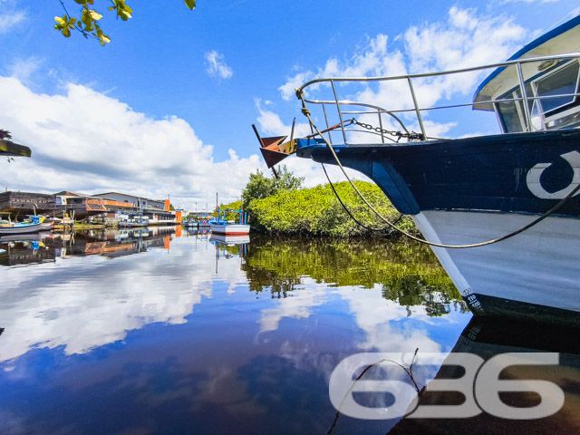 Descubra o Encanto de Viver à Beira do Rio em Balneário Barra do Sul
Localizada na encantadora cidade de Balneário Barra do Sul - SC, esta residência única oferece uma vida tranquila e repleta de conforto ao lado do rio, com saída direta para a Lagoa. Com uma área de terreno de 739,64 m² e 90 m² de área construída, o imóvel encanta por sua localização privilegiada e vistas deslumbrantes.
A propriedade está situada em um terreno plano, garantindo espaço e privacidade. A casa térrea de madeira é aconchegante e rica em detalhes. Possui ampla varanda, três confortáveis dormitórios e uma área de festas equipada, perfeita para receber familiares e amigos em qualquer época do ano.
Destacam-se na propriedade as sete vagas de garagem, sendo duas cobertas, que oferecem comodidade e praticidade. O terreno, completamente murado, assegura segurança e privacidade, enquanto a cozinha espaçosa é ideal para quem gosta de cozinhar. A casa ainda inclui uma sala de estar, um banheiro e uma despensa, além de conexão com a internet, aumentando o conforto do lar.
A localização é outro ponto forte, situada no centro de Barra do Sul, perto de escolas, transporte público e serviços essenciais, facilitando o dia a dia dos moradores.
Esta propriedade é uma verdadeira oportunidade para quem busca uma residência com qualidade de vida, paz e conveniência. Invista em um imóvel que oferece mais do que um espaço para morar, mas um verdadeiro refúgio para relaxar e desfrutar da beleza natural de Balneário Barra do Sul. Venha conhecer e se encantar com este paraíso à beira do rio, exclusividade que só a 636 Negócios Imobiliários pode oferecer.
636 NEGÓCIOS IMOBILIÁRIOS: A SUA MELHOR ESCOLHA
Com mais de 30 anos de experiência, a 636 Negócios Imobiliários é sua parceira ideal para encontrar o imóvel perfeito. Estamos prontos para ajudá-lo a fazer deste imóvel o seu novo lar.
Telefone: (47) 3451-0636
WhatsApp: (47) 99190-0636
Não perca esta oportunidade única. Visite nosso site para mais informações: i636.com.br