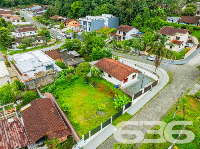 Descubra seu novo começo com este terreno excepcionalmente localizado no bairro Boa Vista, em Joinville/SC. Com uma área de 446 m² e dimensões perfeitamente proporcionais, este terreno oferece um pano de fundo ideal para a casa dos seus sonhos ou um investimento imobiliário robusto.
Localização Premium em Joinville: O terreno está situado em uma rua totalmente pavimentada, garantindo acesso fácil e uma infraestrutura de qualidade. Localizado em uma área tranquila e arborizada, oferece uma mistura ideal de vida urbana e contato com a natureza, com vistas deslumbrantes e a brisa fresca típica do leste. A localidade oferece proximidade com centros comerciais, escolas de alta qualidade e toda a conveniência urbana sem abrir mão da paz e do sossego.
Potencial de Desenvolvimento: Este terreno não é apenas um espaço, é uma tela em branco esperando para ser transformada. Sua geometria regular e as medidas generosas permitem a construção de uma residência ampla com jardim, piscina ou mesmo unidades para locação, maximizando seu retorno sobre o investimento.
Entre em Contato: Não perca a oportunidade de conhecer este terreno excepcional. Entre em contato com a 636 Negócios Imobiliários hoje mesmo para agendar uma visita ou para mais informações. Estamos aqui para ajudá-lo a realizar seus sonhos com segurança e confiança.
Este é mais que um terreno, é o seu futuro. Investir em imóveis é investir em estabilidade e crescimento. Escolha inteligência e experiência. Escolha 636 Negócios Imobiliários.
Visualize a vida que você sempre sonhou, comece aqui.
636 NEGÓCIOS IMOBILIÁRIOS: A SUA MELHOR ESCOLHA
Com mais de 30 anos de experiência, a 636 Negócios Imobiliários é sua parceira ideal para encontrar o imóvel perfeito. Estamos prontos para ajudá-lo a fazer deste imóvel o seu novo lar.
Telefone: (47) 3451-0636
WhatsApp: (47) 99190-0636
Não perca esta oportunidade única. Visite nosso site para mais informações: i636.com.br