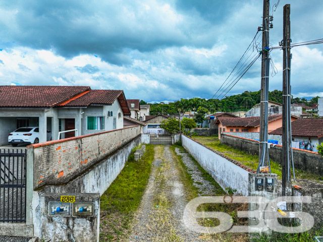 Descubra o Potencial de Construir em Joinville no Bairro Costa e Silva
Apresentamos uma excelente oportunidade de investimento no coração de Joinville, um terreno com características únicas, ideal para quem busca um espaço amplo e versátil para desenvolver projetos residenciais ou comerciais.
Detalhes do Imóvel:
Tipo de imóvel: Terreno
Localização: Joinville, SC – Bairro Costa e Silva
Área do terreno: 900m²
O terreno está situado em uma rua pavimentada, garantindo fácil acesso e infraestrutura completa, ideal para a construção de um empreendimento de sucesso. A localização privilegiada no bairro Costa e Silva, conhecido por sua tranquilidade e qualidade de vida, oferece ainda proximidade com escolas, comércios, e serviços, aumentando ainda mais seu valor estratégico.
Visualize através das fotos aéreas o potencial do espaço e a harmonia com o ambiente ao redor, ressaltando a geometria regular do terreno que facilita qualquer projeto arquitetônico, seja para uma residência espaçosa ou um complexo comercial.
A 636 Negócios Imobiliários, com mais de 30 anos de experiência e uma sólida reputação em Joinville, está pronta para ajudá-lo a transformar este terreno no cenário dos seus sonhos. Esteja você buscando construir a casa ideal para a sua família ou investir em um ponto comercial estratégico, este terreno oferece uma tela em branco para seus projetos futuros.
Nossa equipe de especialistas está à disposição para guiá-lo através de cada passo do processo de compra, garantindo uma experiência segura e satisfatória. Com nossa expertise técnico-jurídica, você pode confiar na 636 para fazer do seu investimento um sucesso absoluto.
Não perca essa oportunidade única de investir em um dos bairros mais desejados de Joinville. Entre em contato com a 636 Negócios Imobiliários hoje mesmo e descubra como podemos ajudar você a realizar seu sonho de construir no Costa e Silva!
636 NEGÓCIOS IMOBILIÁRIOS: A SUA MELHOR ESCOLHA
Com mais de 30 anos de experiência, a 636 Negócios Imobiliários é sua parceira ideal para encontrar o imóvel perfeito. Estamos prontos para ajudá-lo a fazer deste imóvel o seu novo lar.
Telefone: (47) 3451-0636
WhatsApp: (47) 99190-0636
Não perca esta oportunidade única. Visite nosso site para mais informações: i636.com.br
