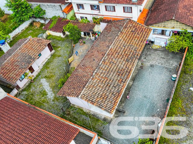 Descubra o Potencial de Construir em Joinville no Bairro Costa e Silva
Apresentamos uma excelente oportunidade de investimento no coração de Joinville, um terreno com características únicas, ideal para quem busca um espaço amplo e versátil para desenvolver projetos residenciais ou comerciais.
Detalhes do Imóvel:
Tipo de imóvel: Terreno
Localização: Joinville, SC – Bairro Costa e Silva
Área do terreno: 900m²
O terreno está situado em uma rua pavimentada, garantindo fácil acesso e infraestrutura completa, ideal para a construção de um empreendimento de sucesso. A localização privilegiada no bairro Costa e Silva, conhecido por sua tranquilidade e qualidade de vida, oferece ainda proximidade com escolas, comércios, e serviços, aumentando ainda mais seu valor estratégico.
Visualize através das fotos aéreas o potencial do espaço e a harmonia com o ambiente ao redor, ressaltando a geometria regular do terreno que facilita qualquer projeto arquitetônico, seja para uma residência espaçosa ou um complexo comercial.
A 636 Negócios Imobiliários, com mais de 30 anos de experiência e uma sólida reputação em Joinville, está pronta para ajudá-lo a transformar este terreno no cenário dos seus sonhos. Esteja você buscando construir a casa ideal para a sua família ou investir em um ponto comercial estratégico, este terreno oferece uma tela em branco para seus projetos futuros.
Nossa equipe de especialistas está à disposição para guiá-lo através de cada passo do processo de compra, garantindo uma experiência segura e satisfatória. Com nossa expertise técnico-jurídica, você pode confiar na 636 para fazer do seu investimento um sucesso absoluto.
Não perca essa oportunidade única de investir em um dos bairros mais desejados de Joinville. Entre em contato com a 636 Negócios Imobiliários hoje mesmo e descubra como podemos ajudar você a realizar seu sonho de construir no Costa e Silva!
636 NEGÓCIOS IMOBILIÁRIOS: A SUA MELHOR ESCOLHA
Com mais de 30 anos de experiência, a 636 Negócios Imobiliários é sua parceira ideal para encontrar o imóvel perfeito. Estamos prontos para ajudá-lo a fazer deste imóvel o seu novo lar.
Telefone: (47) 3451-0636
WhatsApp: (47) 99190-0636
Não perca esta oportunidade única. Visite nosso site para mais informações: i636.com.br
