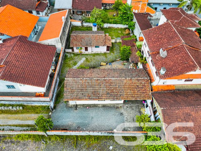 Descubra o Potencial de Construir em Joinville no Bairro Costa e Silva
Apresentamos uma excelente oportunidade de investimento no coração de Joinville, um terreno com características únicas, ideal para quem busca um espaço amplo e versátil para desenvolver projetos residenciais ou comerciais.
Detalhes do Imóvel:
Tipo de imóvel: Terreno
Localização: Joinville, SC – Bairro Costa e Silva
Área do terreno: 900m²
O terreno está situado em uma rua pavimentada, garantindo fácil acesso e infraestrutura completa, ideal para a construção de um empreendimento de sucesso. A localização privilegiada no bairro Costa e Silva, conhecido por sua tranquilidade e qualidade de vida, oferece ainda proximidade com escolas, comércios, e serviços, aumentando ainda mais seu valor estratégico.
Visualize através das fotos aéreas o potencial do espaço e a harmonia com o ambiente ao redor, ressaltando a geometria regular do terreno que facilita qualquer projeto arquitetônico, seja para uma residência espaçosa ou um complexo comercial.
A 636 Negócios Imobiliários, com mais de 30 anos de experiência e uma sólida reputação em Joinville, está pronta para ajudá-lo a transformar este terreno no cenário dos seus sonhos. Esteja você buscando construir a casa ideal para a sua família ou investir em um ponto comercial estratégico, este terreno oferece uma tela em branco para seus projetos futuros.
Nossa equipe de especialistas está à disposição para guiá-lo através de cada passo do processo de compra, garantindo uma experiência segura e satisfatória. Com nossa expertise técnico-jurídica, você pode confiar na 636 para fazer do seu investimento um sucesso absoluto.
Não perca essa oportunidade única de investir em um dos bairros mais desejados de Joinville. Entre em contato com a 636 Negócios Imobiliários hoje mesmo e descubra como podemos ajudar você a realizar seu sonho de construir no Costa e Silva!
636 NEGÓCIOS IMOBILIÁRIOS: A SUA MELHOR ESCOLHA
Com mais de 30 anos de experiência, a 636 Negócios Imobiliários é sua parceira ideal para encontrar o imóvel perfeito. Estamos prontos para ajudá-lo a fazer deste imóvel o seu novo lar.
Telefone: (47) 3451-0636
WhatsApp: (47) 99190-0636
Não perca esta oportunidade única. Visite nosso site para mais informações: i636.com.br