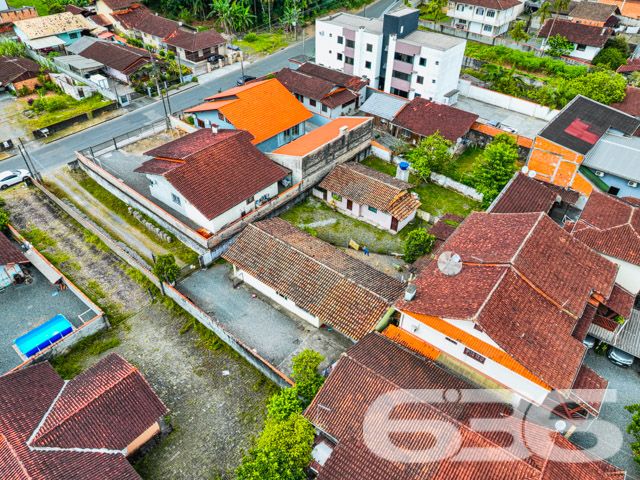 Descubra o Potencial de Construir em Joinville no Bairro Costa e Silva
Apresentamos uma excelente oportunidade de investimento no coração de Joinville, um terreno com características únicas, ideal para quem busca um espaço amplo e versátil para desenvolver projetos residenciais ou comerciais.
Detalhes do Imóvel:
Tipo de imóvel: Terreno
Localização: Joinville, SC – Bairro Costa e Silva
Área do terreno: 900m²
O terreno está situado em uma rua pavimentada, garantindo fácil acesso e infraestrutura completa, ideal para a construção de um empreendimento de sucesso. A localização privilegiada no bairro Costa e Silva, conhecido por sua tranquilidade e qualidade de vida, oferece ainda proximidade com escolas, comércios, e serviços, aumentando ainda mais seu valor estratégico.
Visualize através das fotos aéreas o potencial do espaço e a harmonia com o ambiente ao redor, ressaltando a geometria regular do terreno que facilita qualquer projeto arquitetônico, seja para uma residência espaçosa ou um complexo comercial.
A 636 Negócios Imobiliários, com mais de 30 anos de experiência e uma sólida reputação em Joinville, está pronta para ajudá-lo a transformar este terreno no cenário dos seus sonhos. Esteja você buscando construir a casa ideal para a sua família ou investir em um ponto comercial estratégico, este terreno oferece uma tela em branco para seus projetos futuros.
Nossa equipe de especialistas está à disposição para guiá-lo através de cada passo do processo de compra, garantindo uma experiência segura e satisfatória. Com nossa expertise técnico-jurídica, você pode confiar na 636 para fazer do seu investimento um sucesso absoluto.
Não perca essa oportunidade única de investir em um dos bairros mais desejados de Joinville. Entre em contato com a 636 Negócios Imobiliários hoje mesmo e descubra como podemos ajudar você a realizar seu sonho de construir no Costa e Silva!
636 NEGÓCIOS IMOBILIÁRIOS: A SUA MELHOR ESCOLHA
Com mais de 30 anos de experiência, a 636 Negócios Imobiliários é sua parceira ideal para encontrar o imóvel perfeito. Estamos prontos para ajudá-lo a fazer deste imóvel o seu novo lar.
Telefone: (47) 3451-0636
WhatsApp: (47) 99190-0636
Não perca esta oportunidade única. Visite nosso site para mais informações: i636.com.br