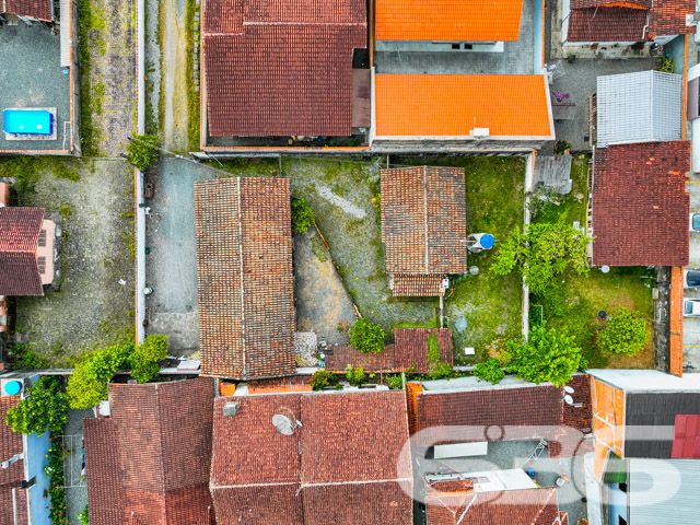Descubra o Potencial de Construir em Joinville no Bairro Costa e Silva
Apresentamos uma excelente oportunidade de investimento no coração de Joinville, um terreno com características únicas, ideal para quem busca um espaço amplo e versátil para desenvolver projetos residenciais ou comerciais.
Detalhes do Imóvel:
Tipo de imóvel: Terreno
Localização: Joinville, SC – Bairro Costa e Silva
Área do terreno: 900m²
O terreno está situado em uma rua pavimentada, garantindo fácil acesso e infraestrutura completa, ideal para a construção de um empreendimento de sucesso. A localização privilegiada no bairro Costa e Silva, conhecido por sua tranquilidade e qualidade de vida, oferece ainda proximidade com escolas, comércios, e serviços, aumentando ainda mais seu valor estratégico.
Visualize através das fotos aéreas o potencial do espaço e a harmonia com o ambiente ao redor, ressaltando a geometria regular do terreno que facilita qualquer projeto arquitetônico, seja para uma residência espaçosa ou um complexo comercial.
A 636 Negócios Imobiliários, com mais de 30 anos de experiência e uma sólida reputação em Joinville, está pronta para ajudá-lo a transformar este terreno no cenário dos seus sonhos. Esteja você buscando construir a casa ideal para a sua família ou investir em um ponto comercial estratégico, este terreno oferece uma tela em branco para seus projetos futuros.
Nossa equipe de especialistas está à disposição para guiá-lo através de cada passo do processo de compra, garantindo uma experiência segura e satisfatória. Com nossa expertise técnico-jurídica, você pode confiar na 636 para fazer do seu investimento um sucesso absoluto.
Não perca essa oportunidade única de investir em um dos bairros mais desejados de Joinville. Entre em contato com a 636 Negócios Imobiliários hoje mesmo e descubra como podemos ajudar você a realizar seu sonho de construir no Costa e Silva!
636 NEGÓCIOS IMOBILIÁRIOS: A SUA MELHOR ESCOLHA
Com mais de 30 anos de experiência, a 636 Negócios Imobiliários é sua parceira ideal para encontrar o imóvel perfeito. Estamos prontos para ajudá-lo a fazer deste imóvel o seu novo lar.
Telefone: (47) 3451-0636
WhatsApp: (47) 99190-0636
Não perca esta oportunidade única. Visite nosso site para mais informações: i636.com.br