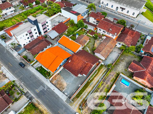 Descubra o Potencial de Construir em Joinville no Bairro Costa e Silva
Apresentamos uma excelente oportunidade de investimento no coração de Joinville, um terreno com características únicas, ideal para quem busca um espaço amplo e versátil para desenvolver projetos residenciais ou comerciais.
Detalhes do Imóvel:
Tipo de imóvel: Terreno
Localização: Joinville, SC – Bairro Costa e Silva
Área do terreno: 900m²
O terreno está situado em uma rua pavimentada, garantindo fácil acesso e infraestrutura completa, ideal para a construção de um empreendimento de sucesso. A localização privilegiada no bairro Costa e Silva, conhecido por sua tranquilidade e qualidade de vida, oferece ainda proximidade com escolas, comércios, e serviços, aumentando ainda mais seu valor estratégico.
Visualize através das fotos aéreas o potencial do espaço e a harmonia com o ambiente ao redor, ressaltando a geometria regular do terreno que facilita qualquer projeto arquitetônico, seja para uma residência espaçosa ou um complexo comercial.
A 636 Negócios Imobiliários, com mais de 30 anos de experiência e uma sólida reputação em Joinville, está pronta para ajudá-lo a transformar este terreno no cenário dos seus sonhos. Esteja você buscando construir a casa ideal para a sua família ou investir em um ponto comercial estratégico, este terreno oferece uma tela em branco para seus projetos futuros.
Nossa equipe de especialistas está à disposição para guiá-lo através de cada passo do processo de compra, garantindo uma experiência segura e satisfatória. Com nossa expertise técnico-jurídica, você pode confiar na 636 para fazer do seu investimento um sucesso absoluto.
Não perca essa oportunidade única de investir em um dos bairros mais desejados de Joinville. Entre em contato com a 636 Negócios Imobiliários hoje mesmo e descubra como podemos ajudar você a realizar seu sonho de construir no Costa e Silva!
636 NEGÓCIOS IMOBILIÁRIOS: A SUA MELHOR ESCOLHA
Com mais de 30 anos de experiência, a 636 Negócios Imobiliários é sua parceira ideal para encontrar o imóvel perfeito. Estamos prontos para ajudá-lo a fazer deste imóvel o seu novo lar.
Telefone: (47) 3451-0636
WhatsApp: (47) 99190-0636
Não perca esta oportunidade única. Visite nosso site para mais informações: i636.com.br