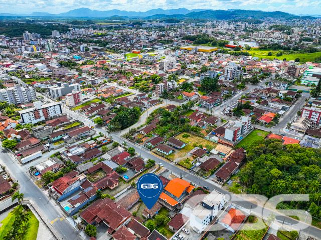 Descubra o Potencial de Construir em Joinville no Bairro Costa e Silva
Apresentamos uma excelente oportunidade de investimento no coração de Joinville, um terreno com características únicas, ideal para quem busca um espaço amplo e versátil para desenvolver projetos residenciais ou comerciais.
Detalhes do Imóvel:
Tipo de imóvel: Terreno
Localização: Joinville, SC – Bairro Costa e Silva
Área do terreno: 900m²
O terreno está situado em uma rua pavimentada, garantindo fácil acesso e infraestrutura completa, ideal para a construção de um empreendimento de sucesso. A localização privilegiada no bairro Costa e Silva, conhecido por sua tranquilidade e qualidade de vida, oferece ainda proximidade com escolas, comércios, e serviços, aumentando ainda mais seu valor estratégico.
Visualize através das fotos aéreas o potencial do espaço e a harmonia com o ambiente ao redor, ressaltando a geometria regular do terreno que facilita qualquer projeto arquitetônico, seja para uma residência espaçosa ou um complexo comercial.
A 636 Negócios Imobiliários, com mais de 30 anos de experiência e uma sólida reputação em Joinville, está pronta para ajudá-lo a transformar este terreno no cenário dos seus sonhos. Esteja você buscando construir a casa ideal para a sua família ou investir em um ponto comercial estratégico, este terreno oferece uma tela em branco para seus projetos futuros.
Nossa equipe de especialistas está à disposição para guiá-lo através de cada passo do processo de compra, garantindo uma experiência segura e satisfatória. Com nossa expertise técnico-jurídica, você pode confiar na 636 para fazer do seu investimento um sucesso absoluto.
Não perca essa oportunidade única de investir em um dos bairros mais desejados de Joinville. Entre em contato com a 636 Negócios Imobiliários hoje mesmo e descubra como podemos ajudar você a realizar seu sonho de construir no Costa e Silva!
636 NEGÓCIOS IMOBILIÁRIOS: A SUA MELHOR ESCOLHA
Com mais de 30 anos de experiência, a 636 Negócios Imobiliários é sua parceira ideal para encontrar o imóvel perfeito. Estamos prontos para ajudá-lo a fazer deste imóvel o seu novo lar.
Telefone: (47) 3451-0636
WhatsApp: (47) 99190-0636
Não perca esta oportunidade única. Visite nosso site para mais informações: i636.com.br