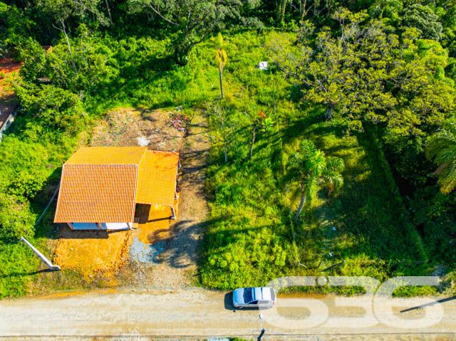 Descubra o cenário perfeito para construir a casa dos seus sonhos com este magnífico terreno à venda em Balneário Barra do Sul, SC. Com uma localização privilegiada no bairro Costeira, este terreno oferece uma combinação irresistível de tranquilidade, beleza natural e proximidade com comodidades urbanas, tornando-o ideal tanto para residências quanto para investimentos.

Características do Terreno:

Área Total: 575,00 m²
Situado em Balneário Barra do Sul, uma área em crescente valorização
Acesso rápido a regiões de lazer e serviços, fortalecendo a qualidade de vida diária
Oportunidade Única: Este terreno é uma tela em branco esperando suas ideias criativas. Com espaço amplo e bem dimensionado, oferece flexibilidade para diferentes tipos de projetos, desde uma aconchegante casa de veraneio até um audacioso projeto arquitetônico moderno. 

Viva ou Invista em um Lugar de Paz e Beleza: Balneário Barra do Sul é conhecido por suas belas paisagens naturais e tranquilidade, perfeito para quem busca escapar da rotina agitada das grandes cidades. O terreno é cercado por uma vegetação exuberante, oferecendo privacidade e um ambiente sereno, ideal para relaxar e desfrutar da natureza ao seu redor.

Imagens do Terreno: As fotos destacam a área verde que circunda o terreno, mostrando a rica vegetação e o espaço claro pronto para construção. A visão aérea permite apreciar a disposição do terreno e o potencial de desenvolvimento, garantindo uma melhor perspectiva para planejamento.

Com mais de 30 anos de experiência no mercado imobiliário, a 636 Negócios Imobiliários é reconhecida por sua excelência técnico-jurídica na mediação de negócios, assegurando transações seguras e eficientes. Investir neste terreno é garantir não apenas uma propriedade, mas um futuro de possibilidades.

Agende uma visita e veja de perto todas as potencialidades deste terreno em Balneário Barra do Sul. Faça parte da comunidade que valoriza paz, natureza e inovação. Estamos prontos para ajudá-lo a realizar seu sonho com a garantia e a segurança que só a 636 Negócios Imobiliários pode oferecer.
 
636 NEGÓCIOS IMOBILIÁRIOS: A SUA MELHOR ESCOLHA
Com mais de 30 anos de experiência, a 636 Negócios Imobiliários é sua parceira ideal para encontrar o imóvel perfeito. Estamos prontos para ajudá-lo a fazer deste imóvel o seu novo lar.
 
Telefone: (47) 3451-0636
WhatsApp: (47) 99190-0636
 
Não perca esta oportunidade única. Visite nosso site para mais informações: i636.com.br