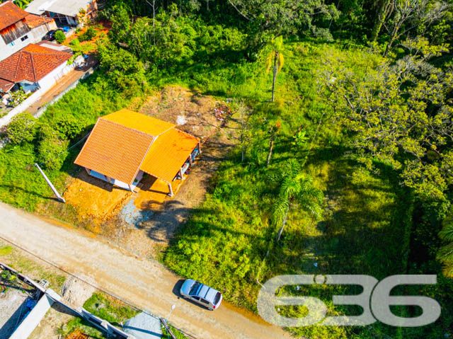 Descubra o cenário perfeito para construir a casa dos seus sonhos com este magnífico terreno à venda em Balneário Barra do Sul, SC. Com uma localização privilegiada no bairro Costeira, este terreno oferece uma combinação irresistível de tranquilidade, beleza natural e proximidade com comodidades urbanas, tornando-o ideal tanto para residências quanto para investimentos.

Características do Terreno:

Área Total: 575,00 m²
Situado em Balneário Barra do Sul, uma área em crescente valorização
Acesso rápido a regiões de lazer e serviços, fortalecendo a qualidade de vida diária
Oportunidade Única: Este terreno é uma tela em branco esperando suas ideias criativas. Com espaço amplo e bem dimensionado, oferece flexibilidade para diferentes tipos de projetos, desde uma aconchegante casa de veraneio até um audacioso projeto arquitetônico moderno. 

Viva ou Invista em um Lugar de Paz e Beleza: Balneário Barra do Sul é conhecido por suas belas paisagens naturais e tranquilidade, perfeito para quem busca escapar da rotina agitada das grandes cidades. O terreno é cercado por uma vegetação exuberante, oferecendo privacidade e um ambiente sereno, ideal para relaxar e desfrutar da natureza ao seu redor.

Imagens do Terreno: As fotos destacam a área verde que circunda o terreno, mostrando a rica vegetação e o espaço claro pronto para construção. A visão aérea permite apreciar a disposição do terreno e o potencial de desenvolvimento, garantindo uma melhor perspectiva para planejamento.

Com mais de 30 anos de experiência no mercado imobiliário, a 636 Negócios Imobiliários é reconhecida por sua excelência técnico-jurídica na mediação de negócios, assegurando transações seguras e eficientes. Investir neste terreno é garantir não apenas uma propriedade, mas um futuro de possibilidades.

Agende uma visita e veja de perto todas as potencialidades deste terreno em Balneário Barra do Sul. Faça parte da comunidade que valoriza paz, natureza e inovação. Estamos prontos para ajudá-lo a realizar seu sonho com a garantia e a segurança que só a 636 Negócios Imobiliários pode oferecer.
 
636 NEGÓCIOS IMOBILIÁRIOS: A SUA MELHOR ESCOLHA
Com mais de 30 anos de experiência, a 636 Negócios Imobiliários é sua parceira ideal para encontrar o imóvel perfeito. Estamos prontos para ajudá-lo a fazer deste imóvel o seu novo lar.
 
Telefone: (47) 3451-0636
WhatsApp: (47) 99190-0636
 
Não perca esta oportunidade única. Visite nosso site para mais informações: i636.com.br