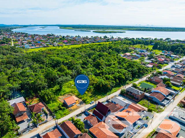 Descubra o cenário perfeito para construir a casa dos seus sonhos com este magnífico terreno à venda em Balneário Barra do Sul, SC. Com uma localização privilegiada no bairro Costeira, este terreno oferece uma combinação irresistível de tranquilidade, beleza natural e proximidade com comodidades urbanas, tornando-o ideal tanto para residências quanto para investimentos.

Características do Terreno:

Área Total: 575,00 m²
Situado em Balneário Barra do Sul, uma área em crescente valorização
Acesso rápido a regiões de lazer e serviços, fortalecendo a qualidade de vida diária
Oportunidade Única: Este terreno é uma tela em branco esperando suas ideias criativas. Com espaço amplo e bem dimensionado, oferece flexibilidade para diferentes tipos de projetos, desde uma aconchegante casa de veraneio até um audacioso projeto arquitetônico moderno. 

Viva ou Invista em um Lugar de Paz e Beleza: Balneário Barra do Sul é conhecido por suas belas paisagens naturais e tranquilidade, perfeito para quem busca escapar da rotina agitada das grandes cidades. O terreno é cercado por uma vegetação exuberante, oferecendo privacidade e um ambiente sereno, ideal para relaxar e desfrutar da natureza ao seu redor.

Imagens do Terreno: As fotos destacam a área verde que circunda o terreno, mostrando a rica vegetação e o espaço claro pronto para construção. A visão aérea permite apreciar a disposição do terreno e o potencial de desenvolvimento, garantindo uma melhor perspectiva para planejamento.

Com mais de 30 anos de experiência no mercado imobiliário, a 636 Negócios Imobiliários é reconhecida por sua excelência técnico-jurídica na mediação de negócios, assegurando transações seguras e eficientes. Investir neste terreno é garantir não apenas uma propriedade, mas um futuro de possibilidades.

Agende uma visita e veja de perto todas as potencialidades deste terreno em Balneário Barra do Sul. Faça parte da comunidade que valoriza paz, natureza e inovação. Estamos prontos para ajudá-lo a realizar seu sonho com a garantia e a segurança que só a 636 Negócios Imobiliários pode oferecer.
 
636 NEGÓCIOS IMOBILIÁRIOS: A SUA MELHOR ESCOLHA
Com mais de 30 anos de experiência, a 636 Negócios Imobiliários é sua parceira ideal para encontrar o imóvel perfeito. Estamos prontos para ajudá-lo a fazer deste imóvel o seu novo lar.
 
Telefone: (47) 3451-0636
WhatsApp: (47) 99190-0636
 
Não perca esta oportunidade única. Visite nosso site para mais informações: i636.com.br