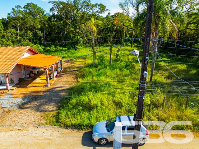 Descubra o cenário perfeito para construir a casa dos seus sonhos com este magnífico terreno à venda em Balneário Barra do Sul, SC. Com uma localização privilegiada no bairro Costeira, este terreno oferece uma combinação irresistível de tranquilidade, beleza natural e proximidade com comodidades urbanas, tornando-o ideal tanto para residências quanto para investimentos.

Características do Terreno:

Área Total: 575,00 m²
Situado em Balneário Barra do Sul, uma área em crescente valorização
Acesso rápido a regiões de lazer e serviços, fortalecendo a qualidade de vida diária
Oportunidade Única: Este terreno é uma tela em branco esperando suas ideias criativas. Com espaço amplo e bem dimensionado, oferece flexibilidade para diferentes tipos de projetos, desde uma aconchegante casa de veraneio até um audacioso projeto arquitetônico moderno. 

Viva ou Invista em um Lugar de Paz e Beleza: Balneário Barra do Sul é conhecido por suas belas paisagens naturais e tranquilidade, perfeito para quem busca escapar da rotina agitada das grandes cidades. O terreno é cercado por uma vegetação exuberante, oferecendo privacidade e um ambiente sereno, ideal para relaxar e desfrutar da natureza ao seu redor.

Imagens do Terreno: As fotos destacam a área verde que circunda o terreno, mostrando a rica vegetação e o espaço claro pronto para construção. A visão aérea permite apreciar a disposição do terreno e o potencial de desenvolvimento, garantindo uma melhor perspectiva para planejamento.

Com mais de 30 anos de experiência no mercado imobiliário, a 636 Negócios Imobiliários é reconhecida por sua excelência técnico-jurídica na mediação de negócios, assegurando transações seguras e eficientes. Investir neste terreno é garantir não apenas uma propriedade, mas um futuro de possibilidades.

Agende uma visita e veja de perto todas as potencialidades deste terreno em Balneário Barra do Sul. Faça parte da comunidade que valoriza paz, natureza e inovação. Estamos prontos para ajudá-lo a realizar seu sonho com a garantia e a segurança que só a 636 Negócios Imobiliários pode oferecer.
 
636 NEGÓCIOS IMOBILIÁRIOS: A SUA MELHOR ESCOLHA
Com mais de 30 anos de experiência, a 636 Negócios Imobiliários é sua parceira ideal para encontrar o imóvel perfeito. Estamos prontos para ajudá-lo a fazer deste imóvel o seu novo lar.
 
Telefone: (47) 3451-0636
WhatsApp: (47) 99190-0636
 
Não perca esta oportunidade única. Visite nosso site para mais informações: i636.com.br