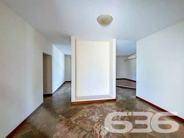 Descubra a sofisticação e o conforto em uma residência planejada para oferecer o melhor em qualidade de vida no coração de Joinville, SC. Localizada no bairro Santo Antônio, uma região de prestígio e livre de alagamentos, esta casa térrea é uma verdadeira joia arquitetônica que se destaca tanto por seu estilo quanto por sua funcionalidade.

Com 400 m² de área construída em um terreno plano de 480 m², este imóvel não só impressiona pela amplitude, mas também pelo cuidado em cada detalhe. A fachada norte garante iluminação natural durante todo o dia, enquanto a rua pavimentada oferece fácil acesso a todas as comodidades urbanas essenciais.

Ao entrar, você será recebido por uma espaçosa sala de estar e jantar com uma elegante lareira central que promete ser o coração da casa nos dias mais frios. As grandes janelas proporcionam uma vista encantadora do jardim bem cuidado e permitem que a luz natural banhe todos os ambientes, criando uma atmosfera acolhedora e aconchegante.

A cozinha é um convite ao prazer culinário, equipada com móveis planejados e modernos que permanecem no imóvel, além de uma prática área de serviço. A casa possui três confortáveis dormitórios, incluindo uma suíte com hidromassagem, oferecendo privacidade e um refúgio tranquilo após um longo dia.

O lazer está garantido com uma área externa que inclui uma convidativa piscina e uma churrasqueira integrada, perfeita para receber amigos e familiares em momentos especiais. O jardim, que envolve a propriedade, é um espetáculo à parte, proporcionando um espaço verde para relaxamento e contato com a natureza.

A residência conta ainda com uma dependência completa para empregados, incluindo quarto e banheiro, além de quatro vagas de garagem, sendo duas cobertas e duas descobertas, com portão eletrônico para sua total comodidade e segurança.

Viver no Santo Antônio significa estar próximo a escolas, hospitais, shopping centers, transporte público e o distrito industrial, tornando esta casa uma excelente opção para quem busca conforto e praticidade no dia a dia.

Não perca a oportunidade de conhecer este imóvel excepcional que combina luxo, conforto e uma localização estratégica. Venha viver seus melhores momentos aqui!
 
636 NEGÓCIOS IMOBILIÁRIOS: A SUA MELHOR ESCOLHA
Com mais de 30 anos de experiência, a 636 Negócios Imobiliários é sua parceira ideal para encontrar o imóvel perfeito. Estamos prontos para ajudá-lo a fazer deste imóvel o seu novo lar.
 
Telefone: (47) 3451-0636
WhatsApp: (47) 99190-0636
 
Não perca esta oportunidade única. Visite nosso site para mais informações: i636.com.br