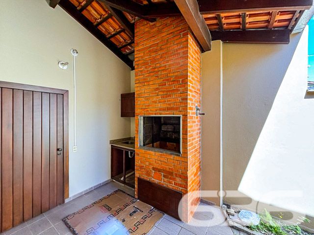 Descubra a sofisticação e o conforto em uma residência planejada para oferecer o melhor em qualidade de vida no coração de Joinville, SC. Localizada no bairro Santo Antônio, uma região de prestígio e livre de alagamentos, esta casa térrea é uma verdadeira joia arquitetônica que se destaca tanto por seu estilo quanto por sua funcionalidade.

Com 400 m² de área construída em um terreno plano de 480 m², este imóvel não só impressiona pela amplitude, mas também pelo cuidado em cada detalhe. A fachada norte garante iluminação natural durante todo o dia, enquanto a rua pavimentada oferece fácil acesso a todas as comodidades urbanas essenciais.

Ao entrar, você será recebido por uma espaçosa sala de estar e jantar com uma elegante lareira central que promete ser o coração da casa nos dias mais frios. As grandes janelas proporcionam uma vista encantadora do jardim bem cuidado e permitem que a luz natural banhe todos os ambientes, criando uma atmosfera acolhedora e aconchegante.

A cozinha é um convite ao prazer culinário, equipada com móveis planejados e modernos que permanecem no imóvel, além de uma prática área de serviço. A casa possui três confortáveis dormitórios, incluindo uma suíte com hidromassagem, oferecendo privacidade e um refúgio tranquilo após um longo dia.

O lazer está garantido com uma área externa que inclui uma convidativa piscina e uma churrasqueira integrada, perfeita para receber amigos e familiares em momentos especiais. O jardim, que envolve a propriedade, é um espetáculo à parte, proporcionando um espaço verde para relaxamento e contato com a natureza.

A residência conta ainda com uma dependência completa para empregados, incluindo quarto e banheiro, além de quatro vagas de garagem, sendo duas cobertas e duas descobertas, com portão eletrônico para sua total comodidade e segurança.

Viver no Santo Antônio significa estar próximo a escolas, hospitais, shopping centers, transporte público e o distrito industrial, tornando esta casa uma excelente opção para quem busca conforto e praticidade no dia a dia.

Não perca a oportunidade de conhecer este imóvel excepcional que combina luxo, conforto e uma localização estratégica. Venha viver seus melhores momentos aqui!
 
636 NEGÓCIOS IMOBILIÁRIOS: A SUA MELHOR ESCOLHA
Com mais de 30 anos de experiência, a 636 Negócios Imobiliários é sua parceira ideal para encontrar o imóvel perfeito. Estamos prontos para ajudá-lo a fazer deste imóvel o seu novo lar.
 
Telefone: (47) 3451-0636
WhatsApp: (47) 99190-0636
 
Não perca esta oportunidade única. Visite nosso site para mais informações: i636.com.br