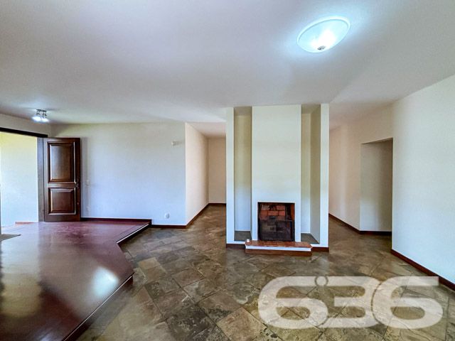 Descubra a sofisticação e o conforto em uma residência planejada para oferecer o melhor em qualidade de vida no coração de Joinville, SC. Localizada no bairro Santo Antônio, uma região de prestígio e livre de alagamentos, esta casa térrea é uma verdadeira joia arquitetônica que se destaca tanto por seu estilo quanto por sua funcionalidade.

Com 400 m² de área construída em um terreno plano de 480 m², este imóvel não só impressiona pela amplitude, mas também pelo cuidado em cada detalhe. A fachada norte garante iluminação natural durante todo o dia, enquanto a rua pavimentada oferece fácil acesso a todas as comodidades urbanas essenciais.

Ao entrar, você será recebido por uma espaçosa sala de estar e jantar com uma elegante lareira central que promete ser o coração da casa nos dias mais frios. As grandes janelas proporcionam uma vista encantadora do jardim bem cuidado e permitem que a luz natural banhe todos os ambientes, criando uma atmosfera acolhedora e aconchegante.

A cozinha é um convite ao prazer culinário, equipada com móveis planejados e modernos que permanecem no imóvel, além de uma prática área de serviço. A casa possui três confortáveis dormitórios, incluindo uma suíte com hidromassagem, oferecendo privacidade e um refúgio tranquilo após um longo dia.

O lazer está garantido com uma área externa que inclui uma convidativa piscina e uma churrasqueira integrada, perfeita para receber amigos e familiares em momentos especiais. O jardim, que envolve a propriedade, é um espetáculo à parte, proporcionando um espaço verde para relaxamento e contato com a natureza.

A residência conta ainda com uma dependência completa para empregados, incluindo quarto e banheiro, além de quatro vagas de garagem, sendo duas cobertas e duas descobertas, com portão eletrônico para sua total comodidade e segurança.

Viver no Santo Antônio significa estar próximo a escolas, hospitais, shopping centers, transporte público e o distrito industrial, tornando esta casa uma excelente opção para quem busca conforto e praticidade no dia a dia.

Não perca a oportunidade de conhecer este imóvel excepcional que combina luxo, conforto e uma localização estratégica. Venha viver seus melhores momentos aqui!
 
636 NEGÓCIOS IMOBILIÁRIOS: A SUA MELHOR ESCOLHA
Com mais de 30 anos de experiência, a 636 Negócios Imobiliários é sua parceira ideal para encontrar o imóvel perfeito. Estamos prontos para ajudá-lo a fazer deste imóvel o seu novo lar.
 
Telefone: (47) 3451-0636
WhatsApp: (47) 99190-0636
 
Não perca esta oportunidade única. Visite nosso site para mais informações: i636.com.br