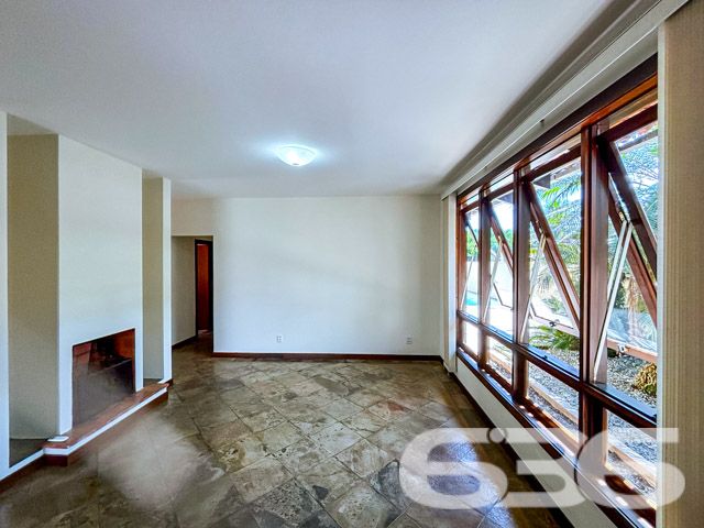 Descubra a sofisticação e o conforto em uma residência planejada para oferecer o melhor em qualidade de vida no coração de Joinville, SC. Localizada no bairro Santo Antônio, uma região de prestígio e livre de alagamentos, esta casa térrea é uma verdadeira joia arquitetônica que se destaca tanto por seu estilo quanto por sua funcionalidade.

Com 400 m² de área construída em um terreno plano de 480 m², este imóvel não só impressiona pela amplitude, mas também pelo cuidado em cada detalhe. A fachada norte garante iluminação natural durante todo o dia, enquanto a rua pavimentada oferece fácil acesso a todas as comodidades urbanas essenciais.

Ao entrar, você será recebido por uma espaçosa sala de estar e jantar com uma elegante lareira central que promete ser o coração da casa nos dias mais frios. As grandes janelas proporcionam uma vista encantadora do jardim bem cuidado e permitem que a luz natural banhe todos os ambientes, criando uma atmosfera acolhedora e aconchegante.

A cozinha é um convite ao prazer culinário, equipada com móveis planejados e modernos que permanecem no imóvel, além de uma prática área de serviço. A casa possui três confortáveis dormitórios, incluindo uma suíte com hidromassagem, oferecendo privacidade e um refúgio tranquilo após um longo dia.

O lazer está garantido com uma área externa que inclui uma convidativa piscina e uma churrasqueira integrada, perfeita para receber amigos e familiares em momentos especiais. O jardim, que envolve a propriedade, é um espetáculo à parte, proporcionando um espaço verde para relaxamento e contato com a natureza.

A residência conta ainda com uma dependência completa para empregados, incluindo quarto e banheiro, além de quatro vagas de garagem, sendo duas cobertas e duas descobertas, com portão eletrônico para sua total comodidade e segurança.

Viver no Santo Antônio significa estar próximo a escolas, hospitais, shopping centers, transporte público e o distrito industrial, tornando esta casa uma excelente opção para quem busca conforto e praticidade no dia a dia.

Não perca a oportunidade de conhecer este imóvel excepcional que combina luxo, conforto e uma localização estratégica. Venha viver seus melhores momentos aqui!
 
636 NEGÓCIOS IMOBILIÁRIOS: A SUA MELHOR ESCOLHA
Com mais de 30 anos de experiência, a 636 Negócios Imobiliários é sua parceira ideal para encontrar o imóvel perfeito. Estamos prontos para ajudá-lo a fazer deste imóvel o seu novo lar.
 
Telefone: (47) 3451-0636
WhatsApp: (47) 99190-0636
 
Não perca esta oportunidade única. Visite nosso site para mais informações: i636.com.br