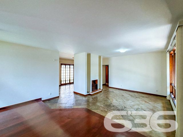 Descubra a sofisticação e o conforto em uma residência planejada para oferecer o melhor em qualidade de vida no coração de Joinville, SC. Localizada no bairro Santo Antônio, uma região de prestígio e livre de alagamentos, esta casa térrea é uma verdadeira joia arquitetônica que se destaca tanto por seu estilo quanto por sua funcionalidade.

Com 400 m² de área construída em um terreno plano de 480 m², este imóvel não só impressiona pela amplitude, mas também pelo cuidado em cada detalhe. A fachada norte garante iluminação natural durante todo o dia, enquanto a rua pavimentada oferece fácil acesso a todas as comodidades urbanas essenciais.

Ao entrar, você será recebido por uma espaçosa sala de estar e jantar com uma elegante lareira central que promete ser o coração da casa nos dias mais frios. As grandes janelas proporcionam uma vista encantadora do jardim bem cuidado e permitem que a luz natural banhe todos os ambientes, criando uma atmosfera acolhedora e aconchegante.

A cozinha é um convite ao prazer culinário, equipada com móveis planejados e modernos que permanecem no imóvel, além de uma prática área de serviço. A casa possui três confortáveis dormitórios, incluindo uma suíte com hidromassagem, oferecendo privacidade e um refúgio tranquilo após um longo dia.

O lazer está garantido com uma área externa que inclui uma convidativa piscina e uma churrasqueira integrada, perfeita para receber amigos e familiares em momentos especiais. O jardim, que envolve a propriedade, é um espetáculo à parte, proporcionando um espaço verde para relaxamento e contato com a natureza.

A residência conta ainda com uma dependência completa para empregados, incluindo quarto e banheiro, além de quatro vagas de garagem, sendo duas cobertas e duas descobertas, com portão eletrônico para sua total comodidade e segurança.

Viver no Santo Antônio significa estar próximo a escolas, hospitais, shopping centers, transporte público e o distrito industrial, tornando esta casa uma excelente opção para quem busca conforto e praticidade no dia a dia.

Não perca a oportunidade de conhecer este imóvel excepcional que combina luxo, conforto e uma localização estratégica. Venha viver seus melhores momentos aqui!
 
636 NEGÓCIOS IMOBILIÁRIOS: A SUA MELHOR ESCOLHA
Com mais de 30 anos de experiência, a 636 Negócios Imobiliários é sua parceira ideal para encontrar o imóvel perfeito. Estamos prontos para ajudá-lo a fazer deste imóvel o seu novo lar.
 
Telefone: (47) 3451-0636
WhatsApp: (47) 99190-0636
 
Não perca esta oportunidade única. Visite nosso site para mais informações: i636.com.br