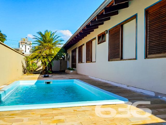 Descubra a sofisticação e o conforto em uma residência planejada para oferecer o melhor em qualidade de vida no coração de Joinville, SC. Localizada no bairro Santo Antônio, uma região de prestígio e livre de alagamentos, esta casa térrea é uma verdadeira joia arquitetônica que se destaca tanto por seu estilo quanto por sua funcionalidade.

Com 400 m² de área construída em um terreno plano de 480 m², este imóvel não só impressiona pela amplitude, mas também pelo cuidado em cada detalhe. A fachada norte garante iluminação natural durante todo o dia, enquanto a rua pavimentada oferece fácil acesso a todas as comodidades urbanas essenciais.

Ao entrar, você será recebido por uma espaçosa sala de estar e jantar com uma elegante lareira central que promete ser o coração da casa nos dias mais frios. As grandes janelas proporcionam uma vista encantadora do jardim bem cuidado e permitem que a luz natural banhe todos os ambientes, criando uma atmosfera acolhedora e aconchegante.

A cozinha é um convite ao prazer culinário, equipada com móveis planejados e modernos que permanecem no imóvel, além de uma prática área de serviço. A casa possui três confortáveis dormitórios, incluindo uma suíte com hidromassagem, oferecendo privacidade e um refúgio tranquilo após um longo dia.

O lazer está garantido com uma área externa que inclui uma convidativa piscina e uma churrasqueira integrada, perfeita para receber amigos e familiares em momentos especiais. O jardim, que envolve a propriedade, é um espetáculo à parte, proporcionando um espaço verde para relaxamento e contato com a natureza.

A residência conta ainda com uma dependência completa para empregados, incluindo quarto e banheiro, além de quatro vagas de garagem, sendo duas cobertas e duas descobertas, com portão eletrônico para sua total comodidade e segurança.

Viver no Santo Antônio significa estar próximo a escolas, hospitais, shopping centers, transporte público e o distrito industrial, tornando esta casa uma excelente opção para quem busca conforto e praticidade no dia a dia.

Não perca a oportunidade de conhecer este imóvel excepcional que combina luxo, conforto e uma localização estratégica. Venha viver seus melhores momentos aqui!
 
636 NEGÓCIOS IMOBILIÁRIOS: A SUA MELHOR ESCOLHA
Com mais de 30 anos de experiência, a 636 Negócios Imobiliários é sua parceira ideal para encontrar o imóvel perfeito. Estamos prontos para ajudá-lo a fazer deste imóvel o seu novo lar.
 
Telefone: (47) 3451-0636
WhatsApp: (47) 99190-0636
 
Não perca esta oportunidade única. Visite nosso site para mais informações: i636.com.br