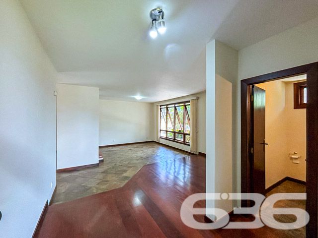 Descubra a sofisticação e o conforto em uma residência planejada para oferecer o melhor em qualidade de vida no coração de Joinville, SC. Localizada no bairro Santo Antônio, uma região de prestígio e livre de alagamentos, esta casa térrea é uma verdadeira joia arquitetônica que se destaca tanto por seu estilo quanto por sua funcionalidade.

Com 400 m² de área construída em um terreno plano de 480 m², este imóvel não só impressiona pela amplitude, mas também pelo cuidado em cada detalhe. A fachada norte garante iluminação natural durante todo o dia, enquanto a rua pavimentada oferece fácil acesso a todas as comodidades urbanas essenciais.

Ao entrar, você será recebido por uma espaçosa sala de estar e jantar com uma elegante lareira central que promete ser o coração da casa nos dias mais frios. As grandes janelas proporcionam uma vista encantadora do jardim bem cuidado e permitem que a luz natural banhe todos os ambientes, criando uma atmosfera acolhedora e aconchegante.

A cozinha é um convite ao prazer culinário, equipada com móveis planejados e modernos que permanecem no imóvel, além de uma prática área de serviço. A casa possui três confortáveis dormitórios, incluindo uma suíte com hidromassagem, oferecendo privacidade e um refúgio tranquilo após um longo dia.

O lazer está garantido com uma área externa que inclui uma convidativa piscina e uma churrasqueira integrada, perfeita para receber amigos e familiares em momentos especiais. O jardim, que envolve a propriedade, é um espetáculo à parte, proporcionando um espaço verde para relaxamento e contato com a natureza.

A residência conta ainda com uma dependência completa para empregados, incluindo quarto e banheiro, além de quatro vagas de garagem, sendo duas cobertas e duas descobertas, com portão eletrônico para sua total comodidade e segurança.

Viver no Santo Antônio significa estar próximo a escolas, hospitais, shopping centers, transporte público e o distrito industrial, tornando esta casa uma excelente opção para quem busca conforto e praticidade no dia a dia.

Não perca a oportunidade de conhecer este imóvel excepcional que combina luxo, conforto e uma localização estratégica. Venha viver seus melhores momentos aqui!
 
636 NEGÓCIOS IMOBILIÁRIOS: A SUA MELHOR ESCOLHA
Com mais de 30 anos de experiência, a 636 Negócios Imobiliários é sua parceira ideal para encontrar o imóvel perfeito. Estamos prontos para ajudá-lo a fazer deste imóvel o seu novo lar.
 
Telefone: (47) 3451-0636
WhatsApp: (47) 99190-0636
 
Não perca esta oportunidade única. Visite nosso site para mais informações: i636.com.br