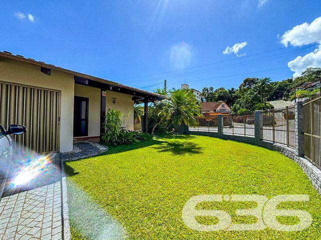 Descubra a sofisticação e o conforto em uma residência planejada para oferecer o melhor em qualidade de vida no coração de Joinville, SC. Localizada no bairro Santo Antônio, uma região de prestígio e livre de alagamentos, esta casa térrea é uma verdadeira joia arquitetônica que se destaca tanto por seu estilo quanto por sua funcionalidade.

Com 400 m² de área construída em um terreno plano de 480 m², este imóvel não só impressiona pela amplitude, mas também pelo cuidado em cada detalhe. A fachada norte garante iluminação natural durante todo o dia, enquanto a rua pavimentada oferece fácil acesso a todas as comodidades urbanas essenciais.

Ao entrar, você será recebido por uma espaçosa sala de estar e jantar com uma elegante lareira central que promete ser o coração da casa nos dias mais frios. As grandes janelas proporcionam uma vista encantadora do jardim bem cuidado e permitem que a luz natural banhe todos os ambientes, criando uma atmosfera acolhedora e aconchegante.

A cozinha é um convite ao prazer culinário, equipada com móveis planejados e modernos que permanecem no imóvel, além de uma prática área de serviço. A casa possui três confortáveis dormitórios, incluindo uma suíte com hidromassagem, oferecendo privacidade e um refúgio tranquilo após um longo dia.

O lazer está garantido com uma área externa que inclui uma convidativa piscina e uma churrasqueira integrada, perfeita para receber amigos e familiares em momentos especiais. O jardim, que envolve a propriedade, é um espetáculo à parte, proporcionando um espaço verde para relaxamento e contato com a natureza.

A residência conta ainda com uma dependência completa para empregados, incluindo quarto e banheiro, além de quatro vagas de garagem, sendo duas cobertas e duas descobertas, com portão eletrônico para sua total comodidade e segurança.

Viver no Santo Antônio significa estar próximo a escolas, hospitais, shopping centers, transporte público e o distrito industrial, tornando esta casa uma excelente opção para quem busca conforto e praticidade no dia a dia.

Não perca a oportunidade de conhecer este imóvel excepcional que combina luxo, conforto e uma localização estratégica. Venha viver seus melhores momentos aqui!
 
636 NEGÓCIOS IMOBILIÁRIOS: A SUA MELHOR ESCOLHA
Com mais de 30 anos de experiência, a 636 Negócios Imobiliários é sua parceira ideal para encontrar o imóvel perfeito. Estamos prontos para ajudá-lo a fazer deste imóvel o seu novo lar.
 
Telefone: (47) 3451-0636
WhatsApp: (47) 99190-0636
 
Não perca esta oportunidade única. Visite nosso site para mais informações: i636.com.br