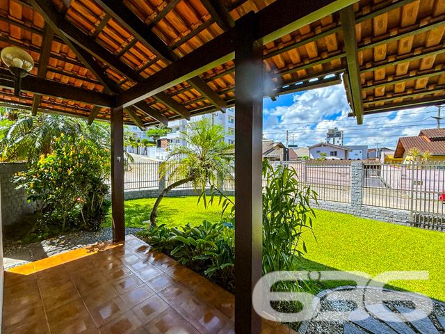 Descubra a sofisticação e o conforto em uma residência planejada para oferecer o melhor em qualidade de vida no coração de Joinville, SC. Localizada no bairro Santo Antônio, uma região de prestígio e livre de alagamentos, esta casa térrea é uma verdadeira joia arquitetônica que se destaca tanto por seu estilo quanto por sua funcionalidade.

Com 400 m² de área construída em um terreno plano de 480 m², este imóvel não só impressiona pela amplitude, mas também pelo cuidado em cada detalhe. A fachada norte garante iluminação natural durante todo o dia, enquanto a rua pavimentada oferece fácil acesso a todas as comodidades urbanas essenciais.

Ao entrar, você será recebido por uma espaçosa sala de estar e jantar com uma elegante lareira central que promete ser o coração da casa nos dias mais frios. As grandes janelas proporcionam uma vista encantadora do jardim bem cuidado e permitem que a luz natural banhe todos os ambientes, criando uma atmosfera acolhedora e aconchegante.

A cozinha é um convite ao prazer culinário, equipada com móveis planejados e modernos que permanecem no imóvel, além de uma prática área de serviço. A casa possui três confortáveis dormitórios, incluindo uma suíte com hidromassagem, oferecendo privacidade e um refúgio tranquilo após um longo dia.

O lazer está garantido com uma área externa que inclui uma convidativa piscina e uma churrasqueira integrada, perfeita para receber amigos e familiares em momentos especiais. O jardim, que envolve a propriedade, é um espetáculo à parte, proporcionando um espaço verde para relaxamento e contato com a natureza.

A residência conta ainda com uma dependência completa para empregados, incluindo quarto e banheiro, além de quatro vagas de garagem, sendo duas cobertas e duas descobertas, com portão eletrônico para sua total comodidade e segurança.

Viver no Santo Antônio significa estar próximo a escolas, hospitais, shopping centers, transporte público e o distrito industrial, tornando esta casa uma excelente opção para quem busca conforto e praticidade no dia a dia.

Não perca a oportunidade de conhecer este imóvel excepcional que combina luxo, conforto e uma localização estratégica. Venha viver seus melhores momentos aqui!
 
636 NEGÓCIOS IMOBILIÁRIOS: A SUA MELHOR ESCOLHA
Com mais de 30 anos de experiência, a 636 Negócios Imobiliários é sua parceira ideal para encontrar o imóvel perfeito. Estamos prontos para ajudá-lo a fazer deste imóvel o seu novo lar.
 
Telefone: (47) 3451-0636
WhatsApp: (47) 99190-0636
 
Não perca esta oportunidade única. Visite nosso site para mais informações: i636.com.br