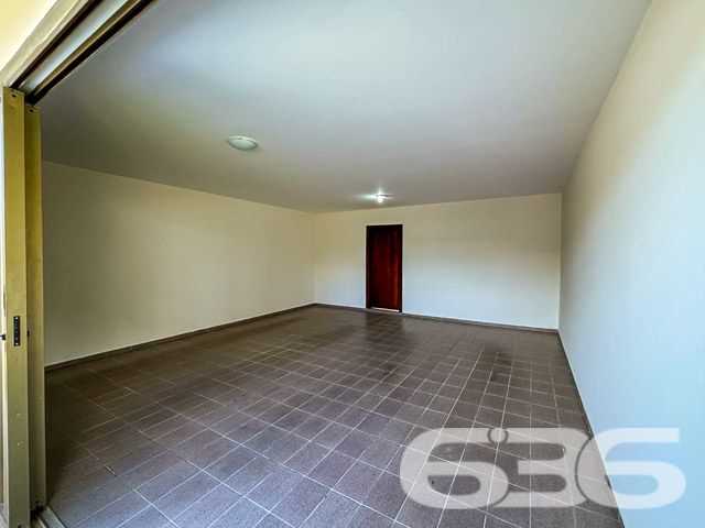 Descubra a sofisticação e o conforto em uma residência planejada para oferecer o melhor em qualidade de vida no coração de Joinville, SC. Localizada no bairro Santo Antônio, uma região de prestígio e livre de alagamentos, esta casa térrea é uma verdadeira joia arquitetônica que se destaca tanto por seu estilo quanto por sua funcionalidade.

Com 400 m² de área construída em um terreno plano de 480 m², este imóvel não só impressiona pela amplitude, mas também pelo cuidado em cada detalhe. A fachada norte garante iluminação natural durante todo o dia, enquanto a rua pavimentada oferece fácil acesso a todas as comodidades urbanas essenciais.

Ao entrar, você será recebido por uma espaçosa sala de estar e jantar com uma elegante lareira central que promete ser o coração da casa nos dias mais frios. As grandes janelas proporcionam uma vista encantadora do jardim bem cuidado e permitem que a luz natural banhe todos os ambientes, criando uma atmosfera acolhedora e aconchegante.

A cozinha é um convite ao prazer culinário, equipada com móveis planejados e modernos que permanecem no imóvel, além de uma prática área de serviço. A casa possui três confortáveis dormitórios, incluindo uma suíte com hidromassagem, oferecendo privacidade e um refúgio tranquilo após um longo dia.

O lazer está garantido com uma área externa que inclui uma convidativa piscina e uma churrasqueira integrada, perfeita para receber amigos e familiares em momentos especiais. O jardim, que envolve a propriedade, é um espetáculo à parte, proporcionando um espaço verde para relaxamento e contato com a natureza.

A residência conta ainda com uma dependência completa para empregados, incluindo quarto e banheiro, além de quatro vagas de garagem, sendo duas cobertas e duas descobertas, com portão eletrônico para sua total comodidade e segurança.

Viver no Santo Antônio significa estar próximo a escolas, hospitais, shopping centers, transporte público e o distrito industrial, tornando esta casa uma excelente opção para quem busca conforto e praticidade no dia a dia.

Não perca a oportunidade de conhecer este imóvel excepcional que combina luxo, conforto e uma localização estratégica. Venha viver seus melhores momentos aqui!
 
636 NEGÓCIOS IMOBILIÁRIOS: A SUA MELHOR ESCOLHA
Com mais de 30 anos de experiência, a 636 Negócios Imobiliários é sua parceira ideal para encontrar o imóvel perfeito. Estamos prontos para ajudá-lo a fazer deste imóvel o seu novo lar.
 
Telefone: (47) 3451-0636
WhatsApp: (47) 99190-0636
 
Não perca esta oportunidade única. Visite nosso site para mais informações: i636.com.br